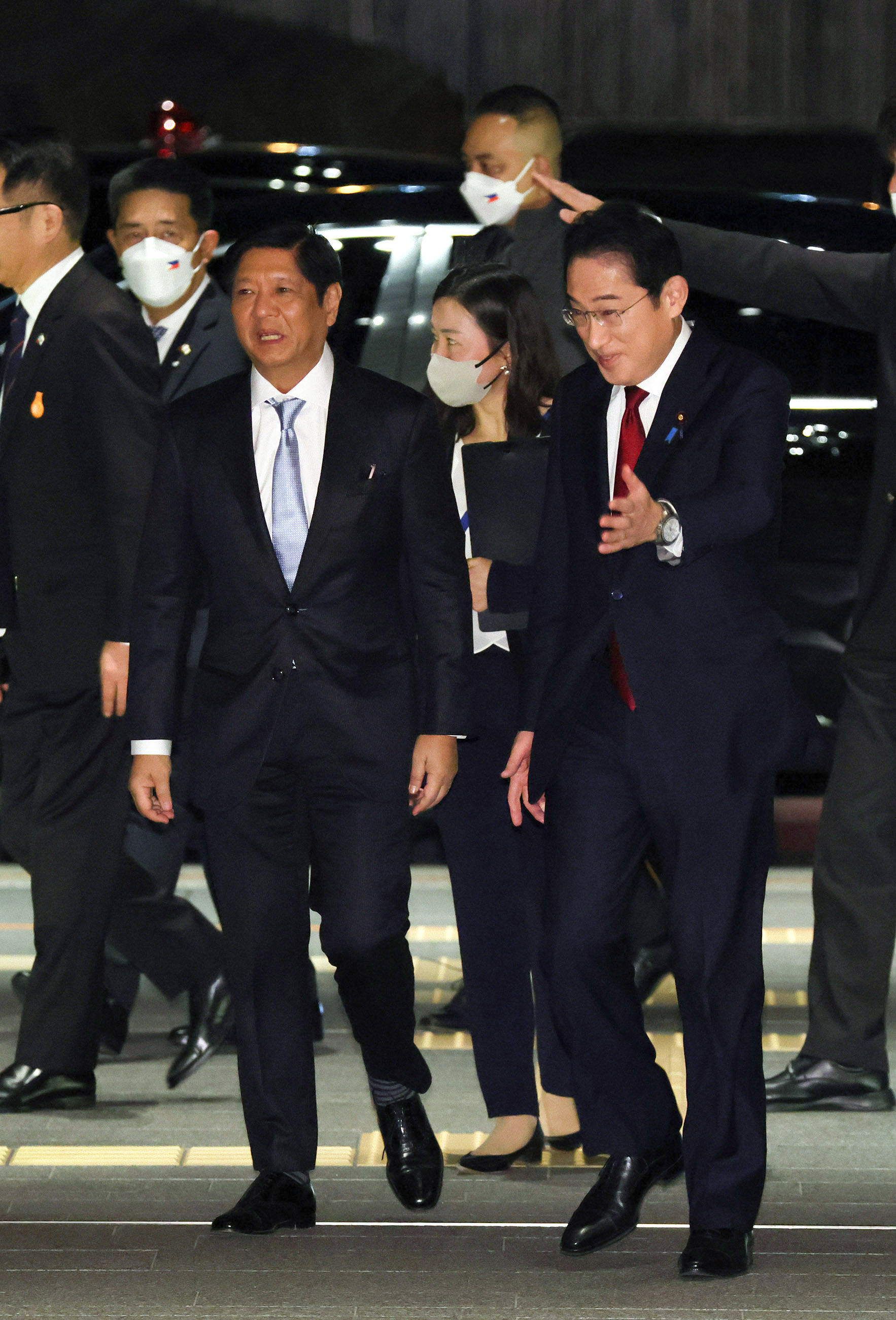 Prime Minister Kishida welcoming President Marcos of the Philippines