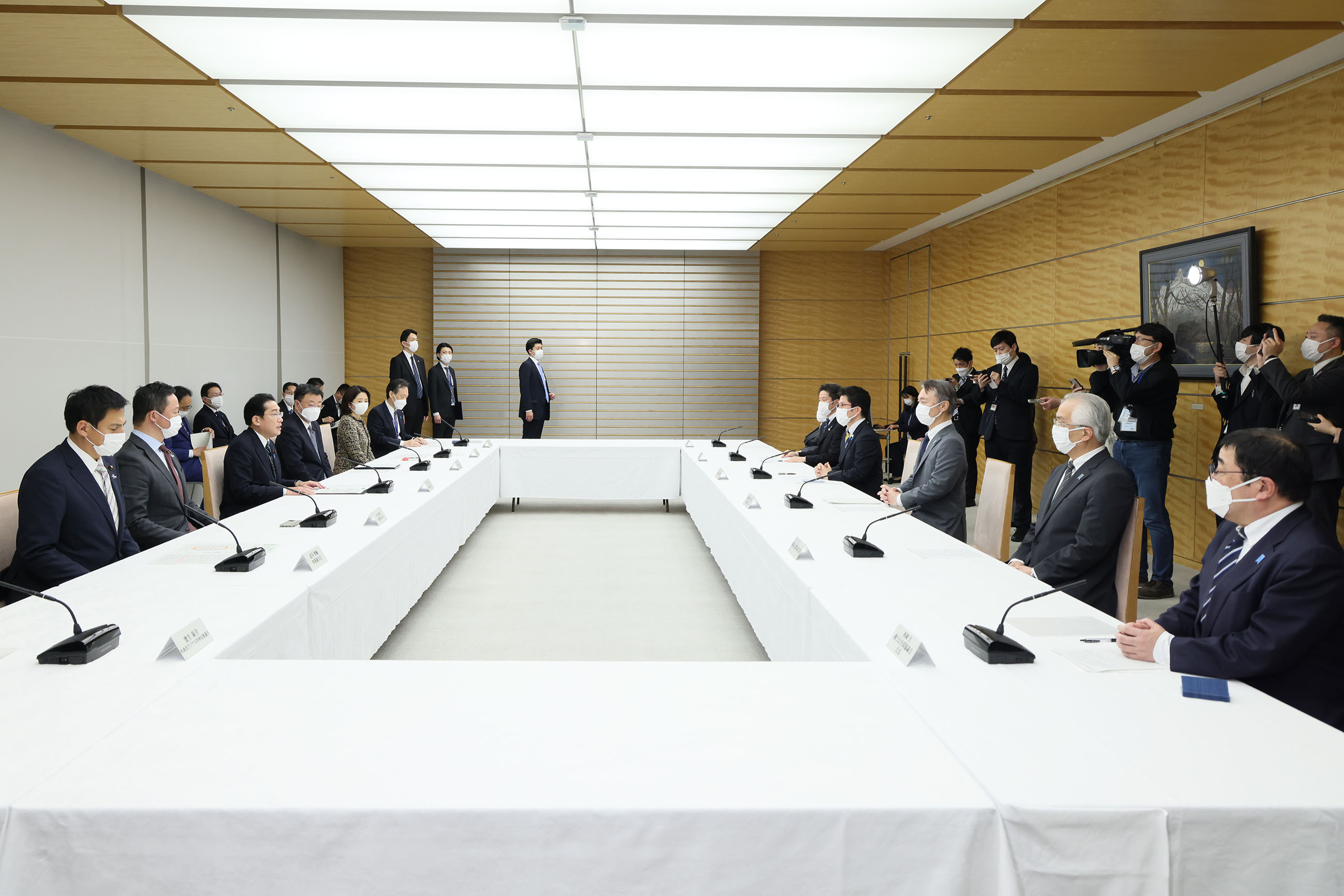 Photograph of the Prime Minister holding a meeting (1)