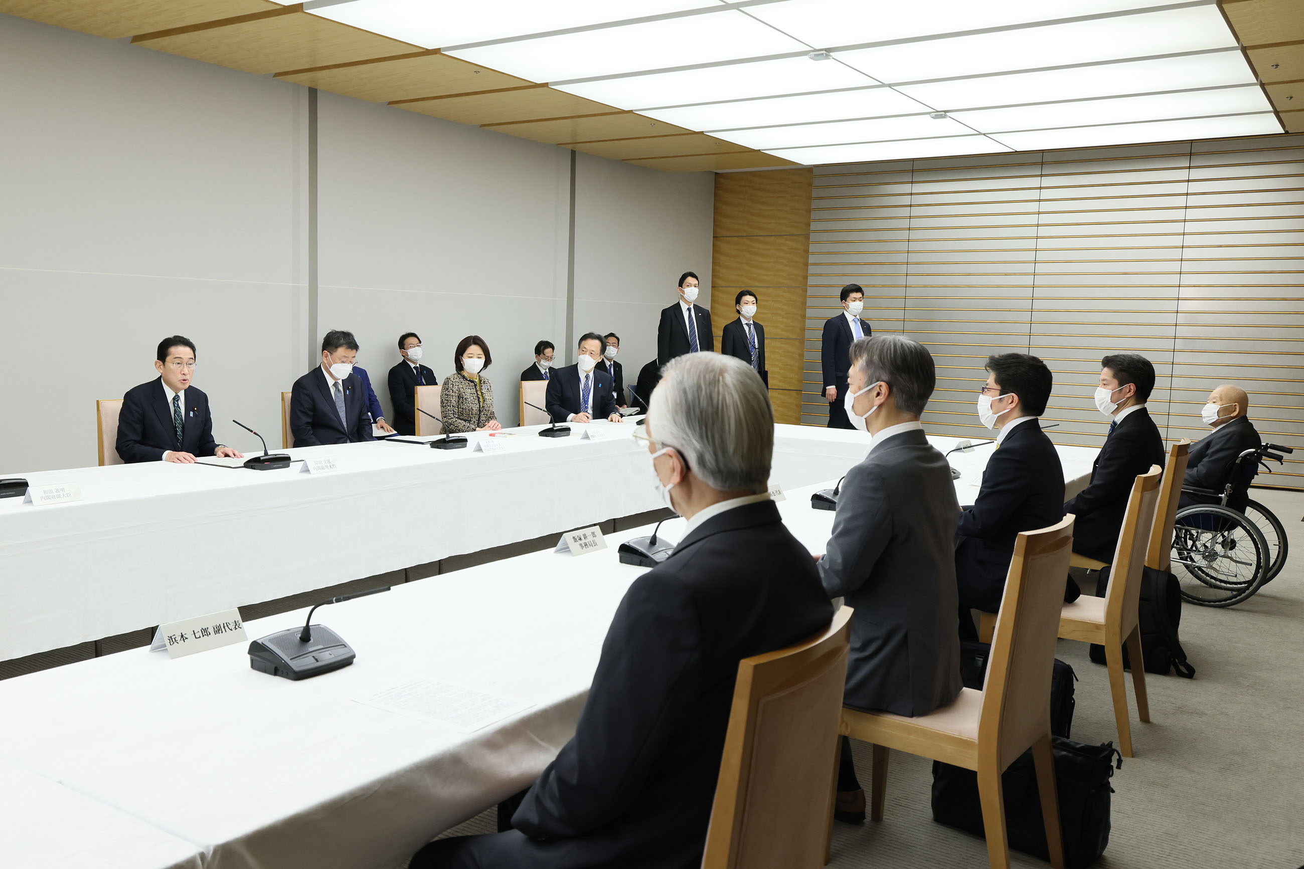 Photograph of the Prime Minister holding a meeting (2)