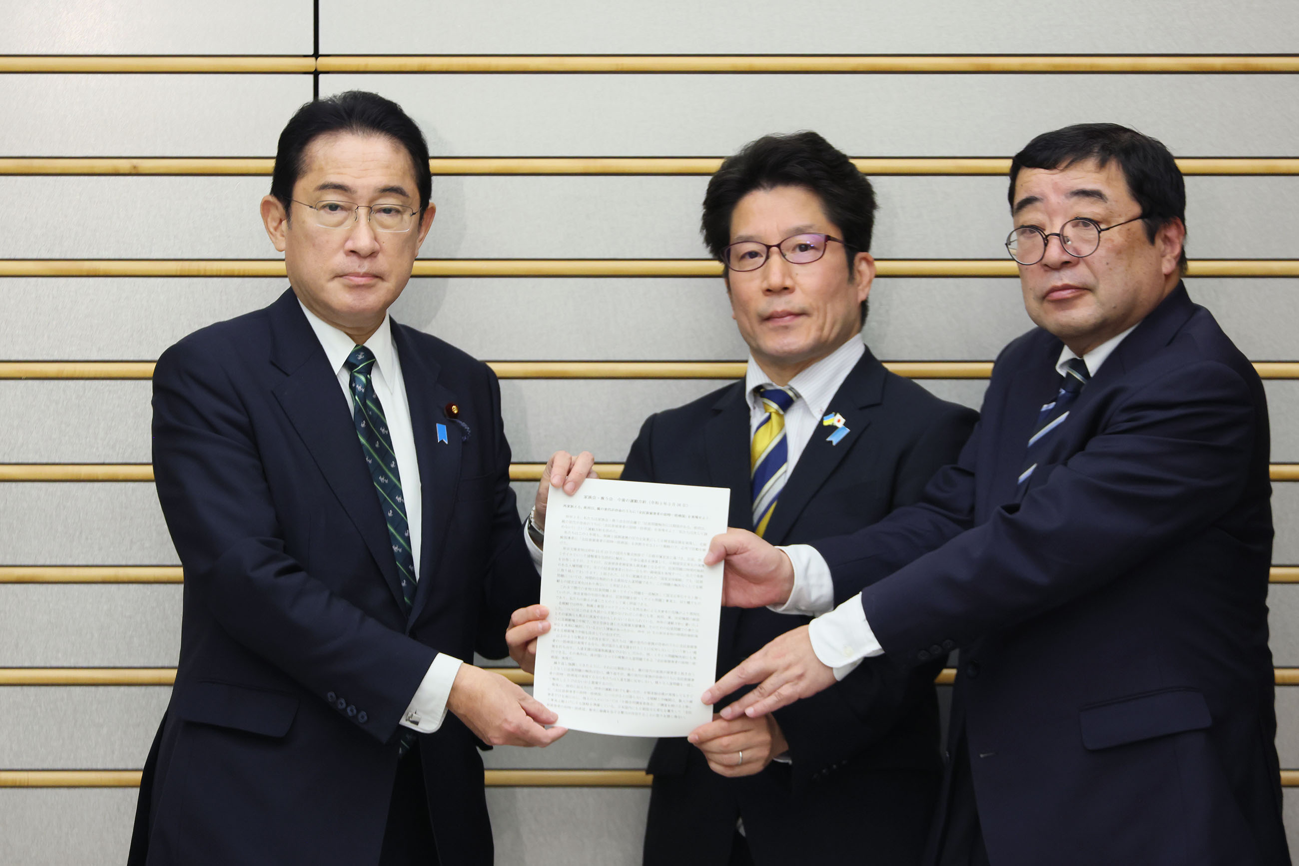 Photograph of the Prime Minister receiving an action policy (1)