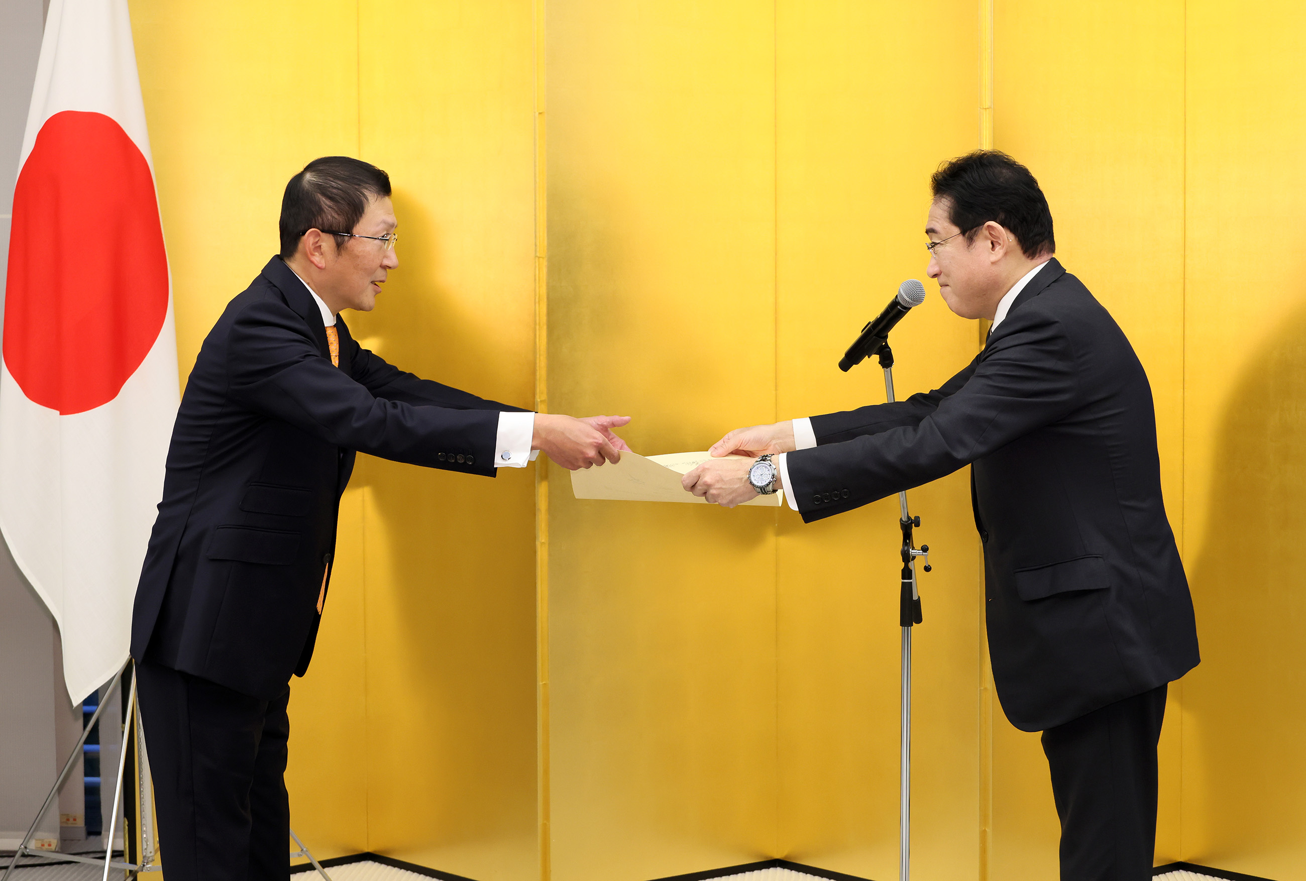 Prime Minister Kishida presenting a certificate of award (2)