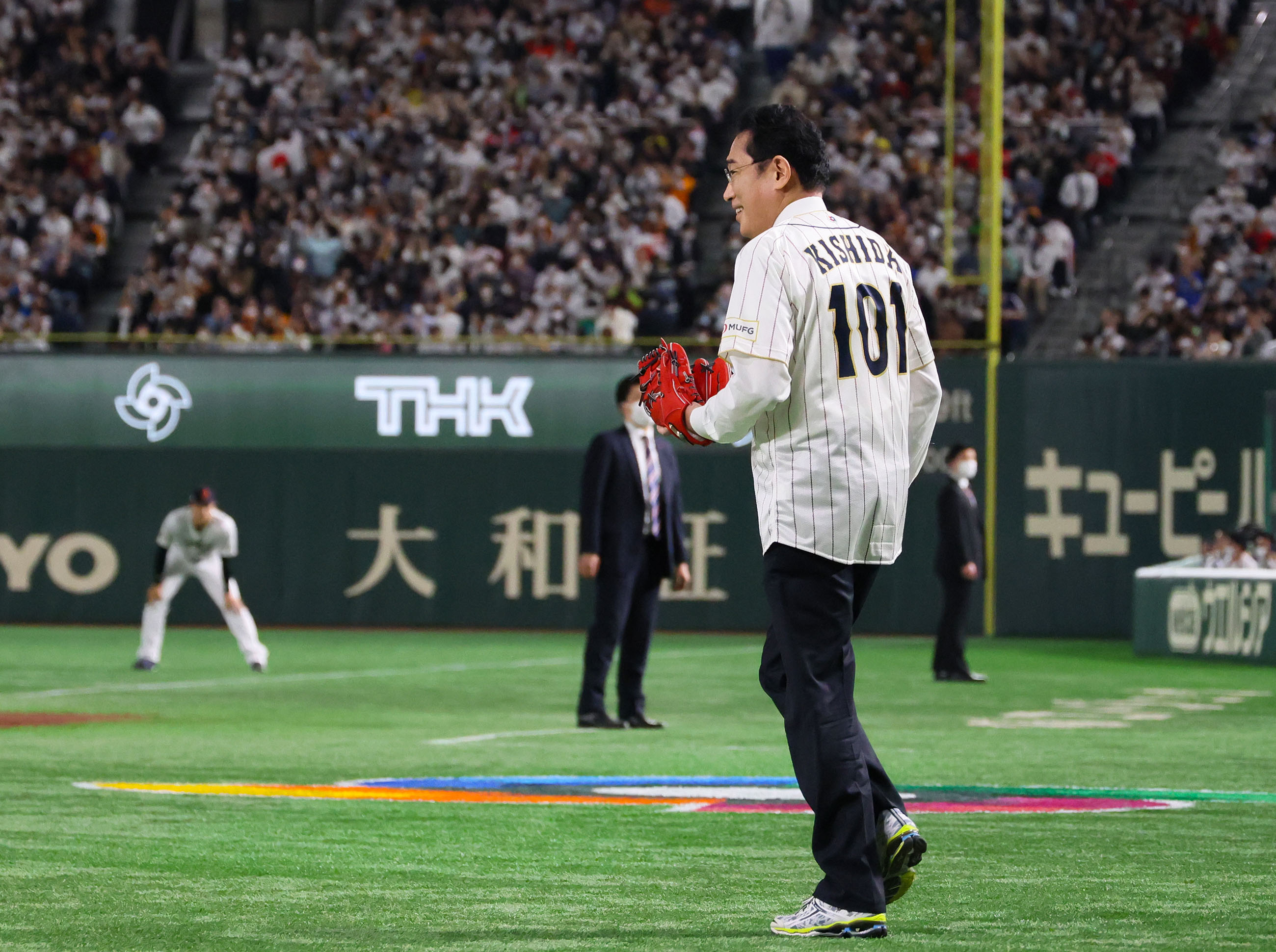 Prime Minister Kishida throwing out the ceremonial first pitch (1)