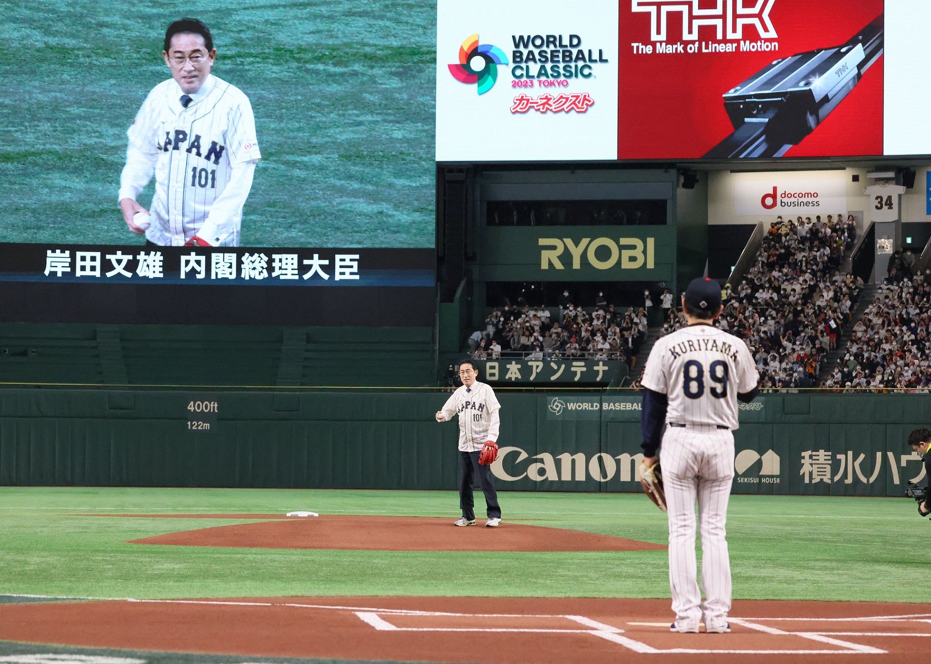 Prime Minister Kishida throwing out the ceremonial first pitch (2)
