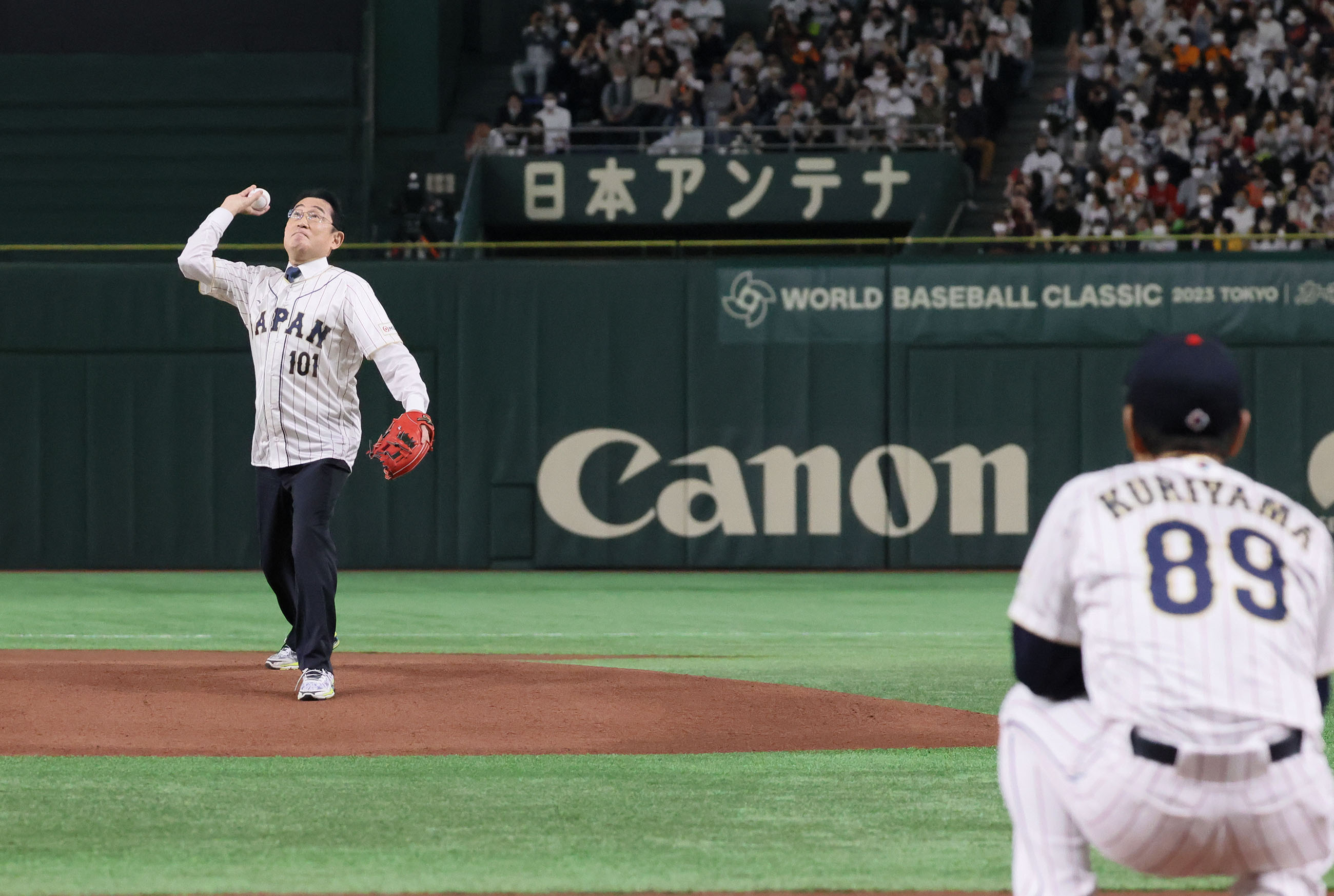 Prime Minister Kishida throwing out the ceremonial first pitch (3)