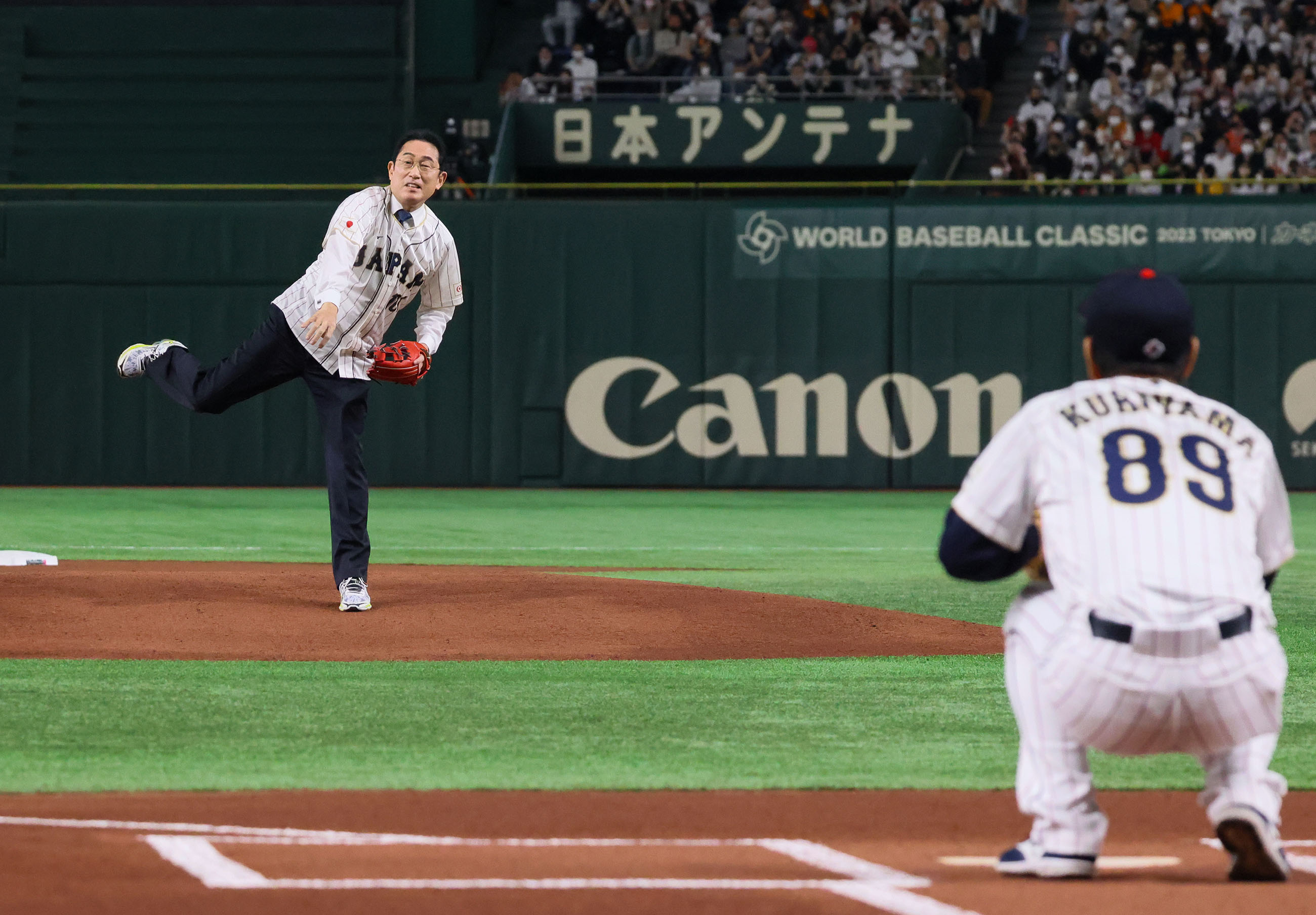 Prime Minister Kishida throwing out the ceremonial first pitch (4)