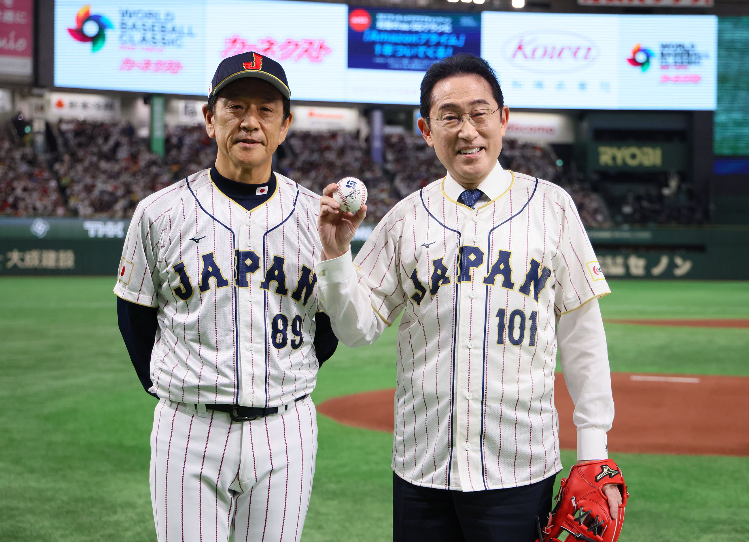 Prime Minister Kishida throwing out the ceremonial first pitch (5)
