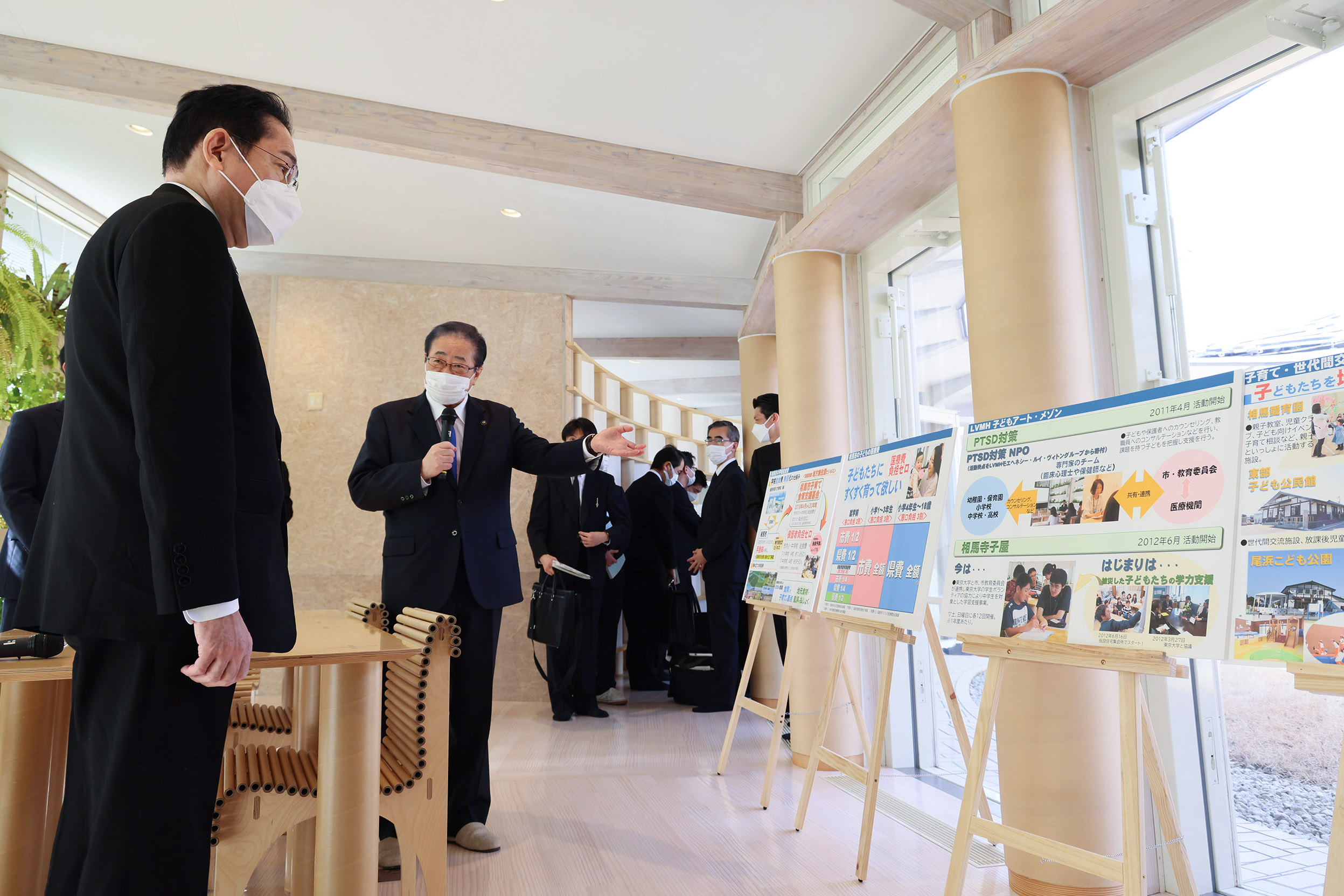 Prime Minister Kishida receiving an explanation on policies related to children and child-rearing (1)