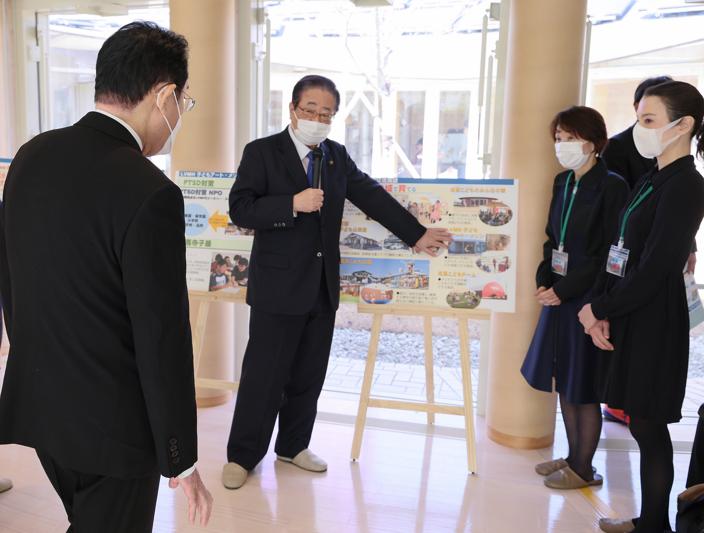 Prime Minister Kishida receiving an explanation on policies related to children and child-rearing (2)