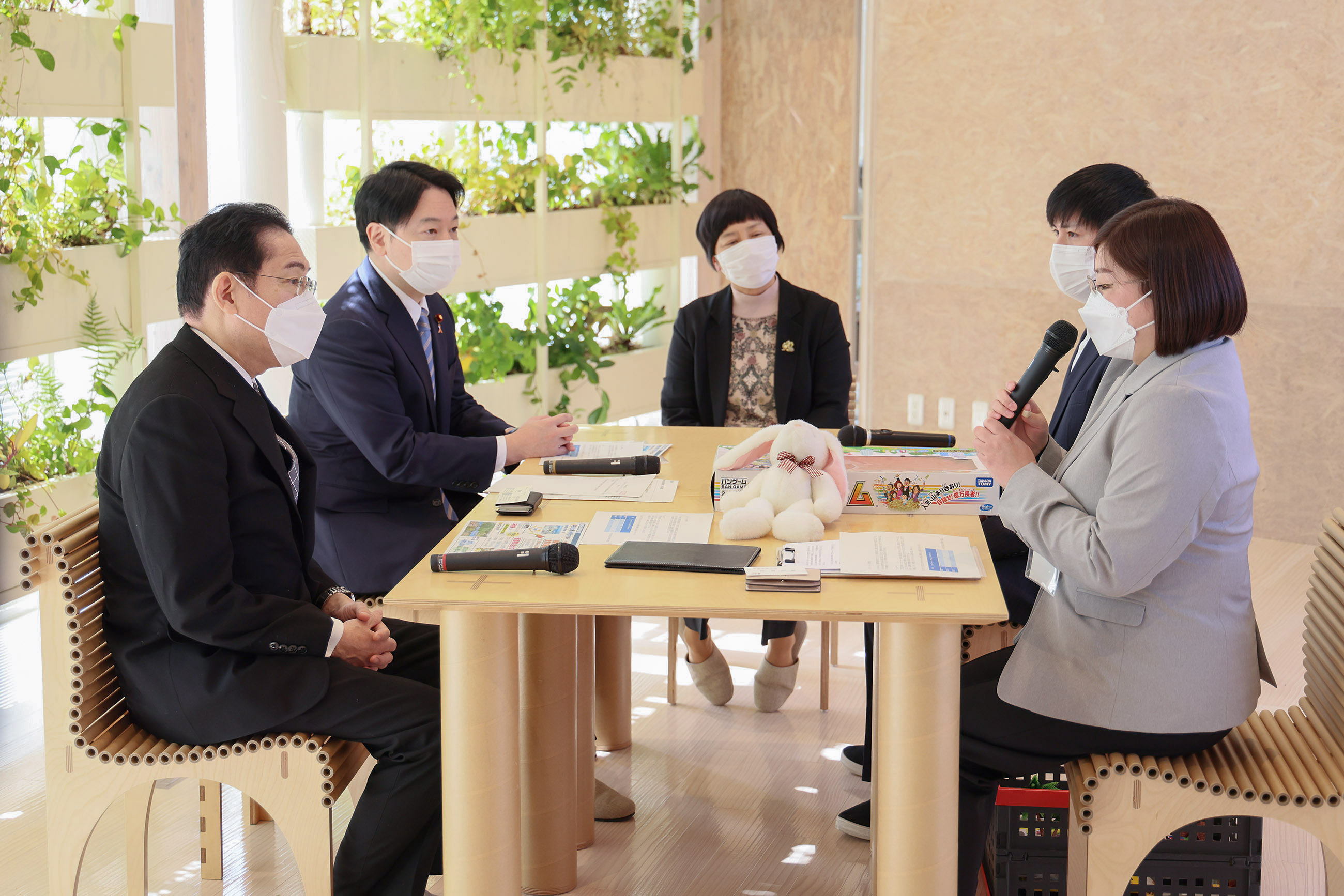 Prime Minister Kishida talking with professional counselors (1)