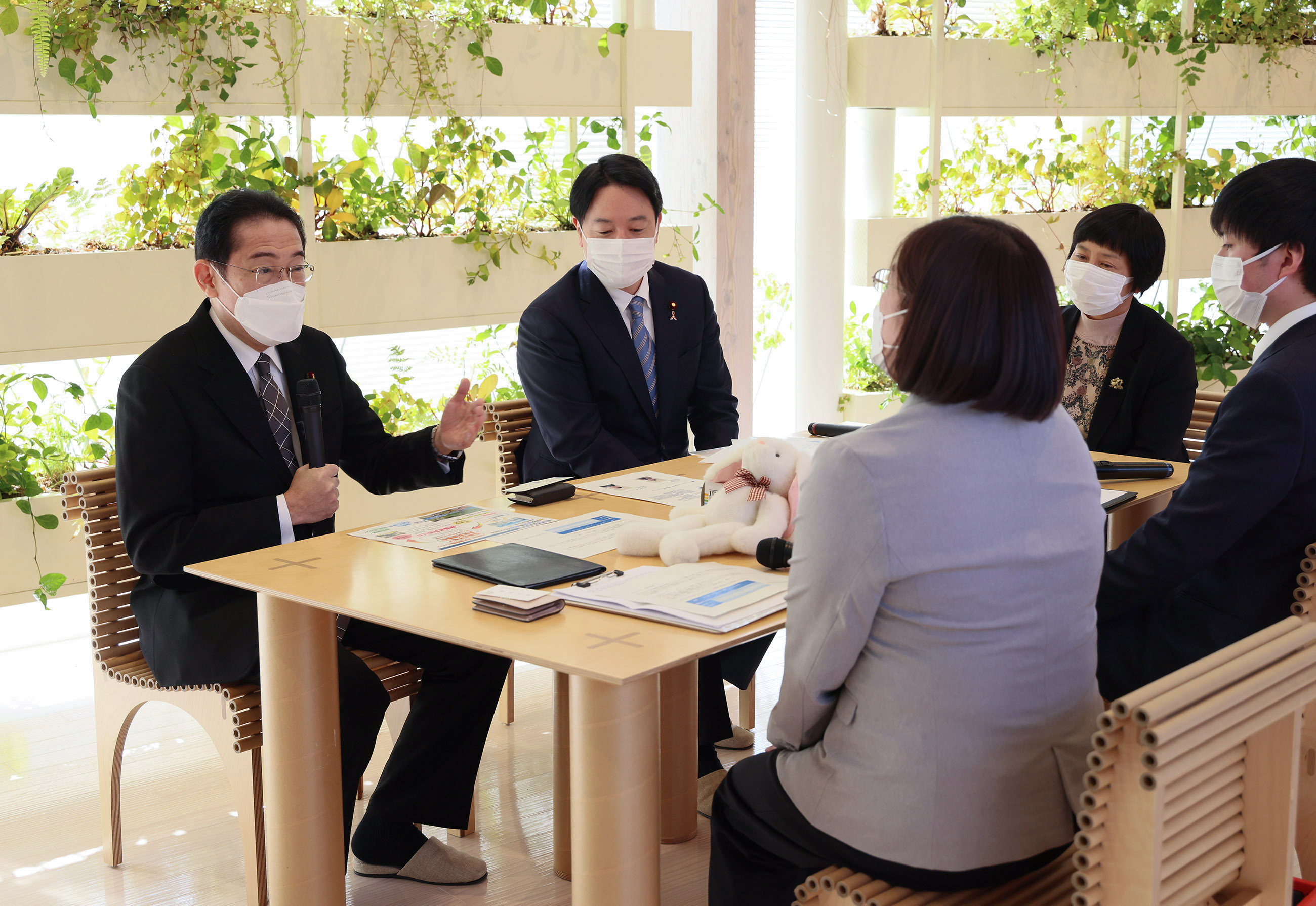 Prime Minister Kishida talking with professional counselors (2)