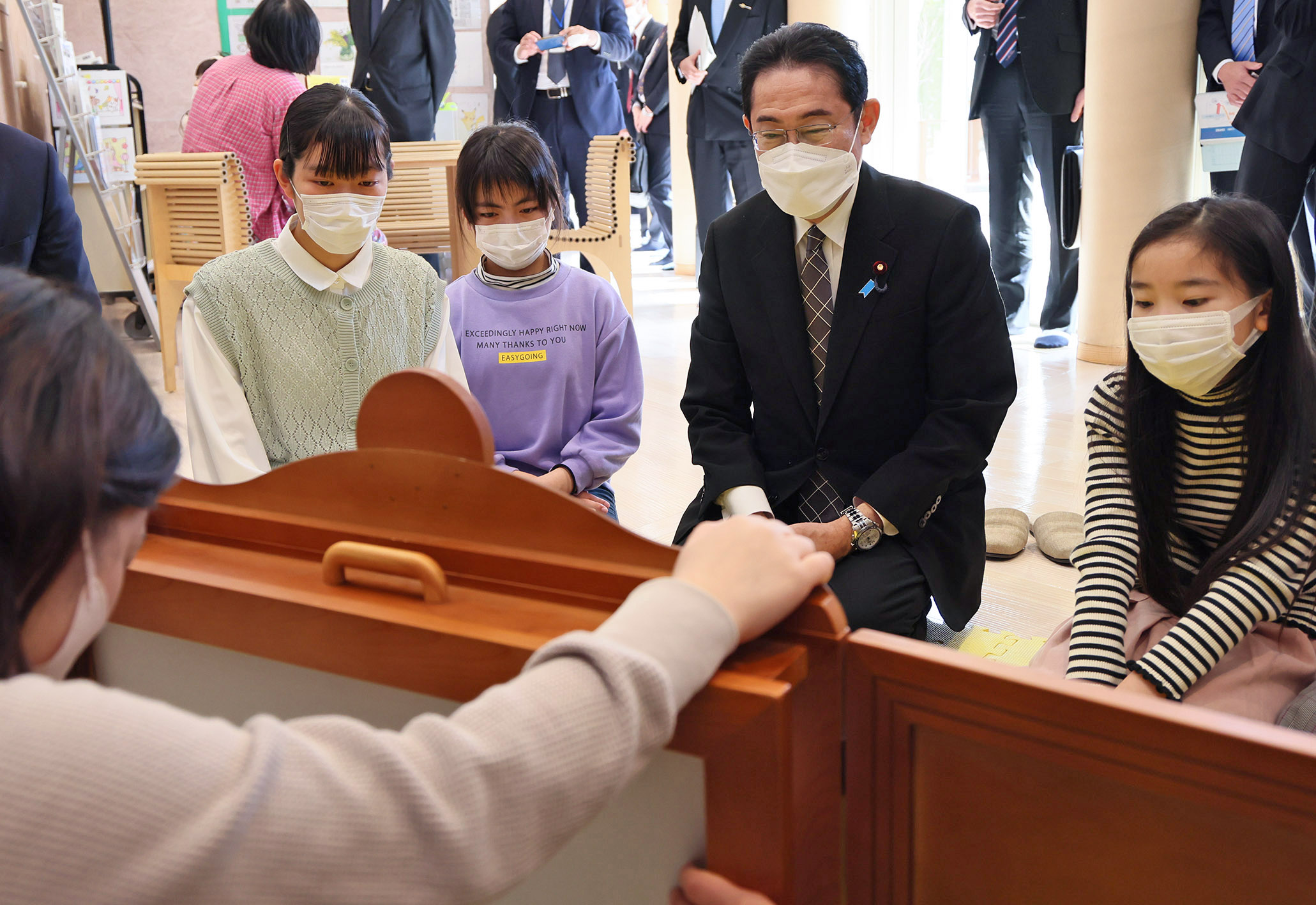 Prime Minister Kishida taking a tour of the facility (1)