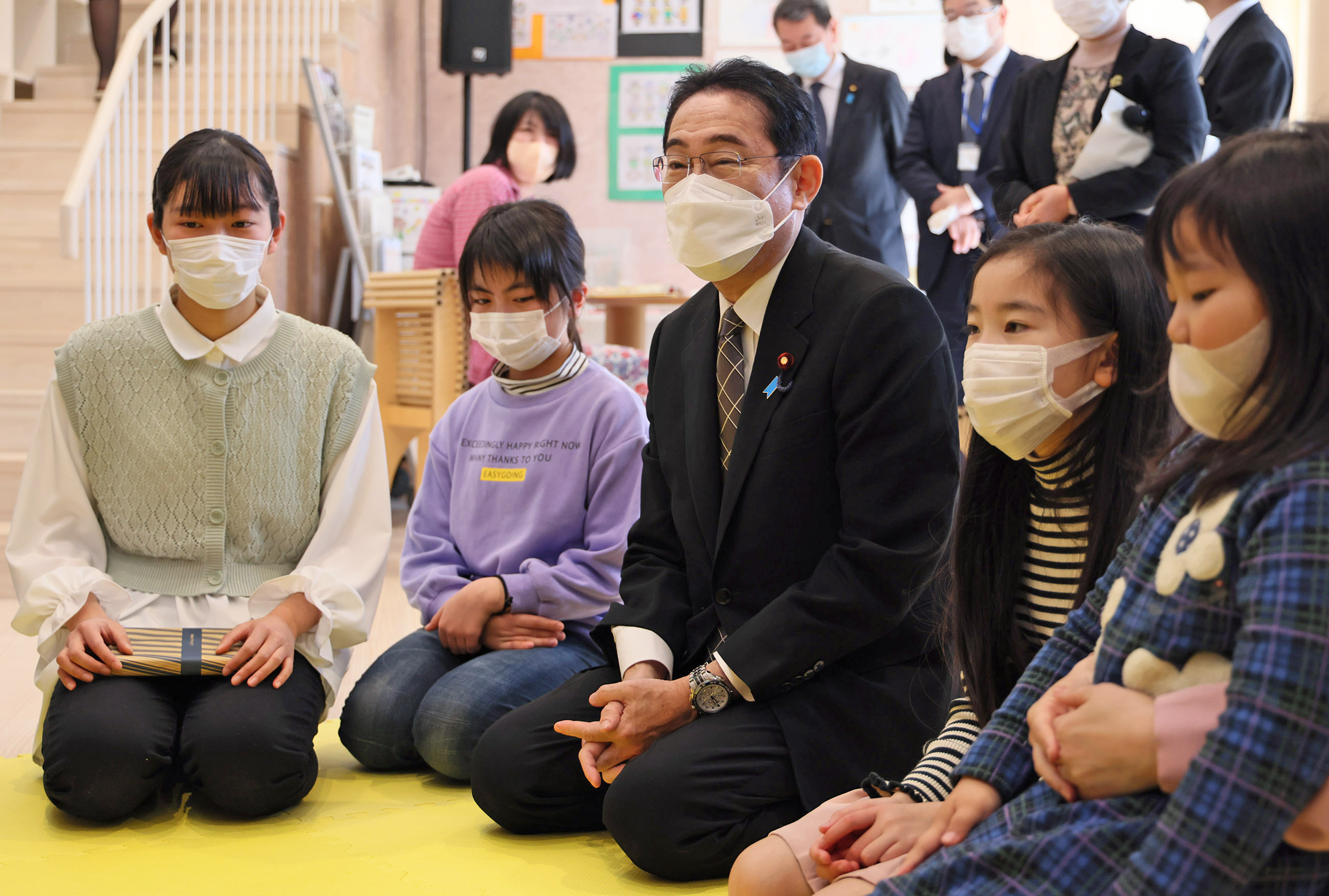 Prime Minister Kishida taking a tour of the facility (2)