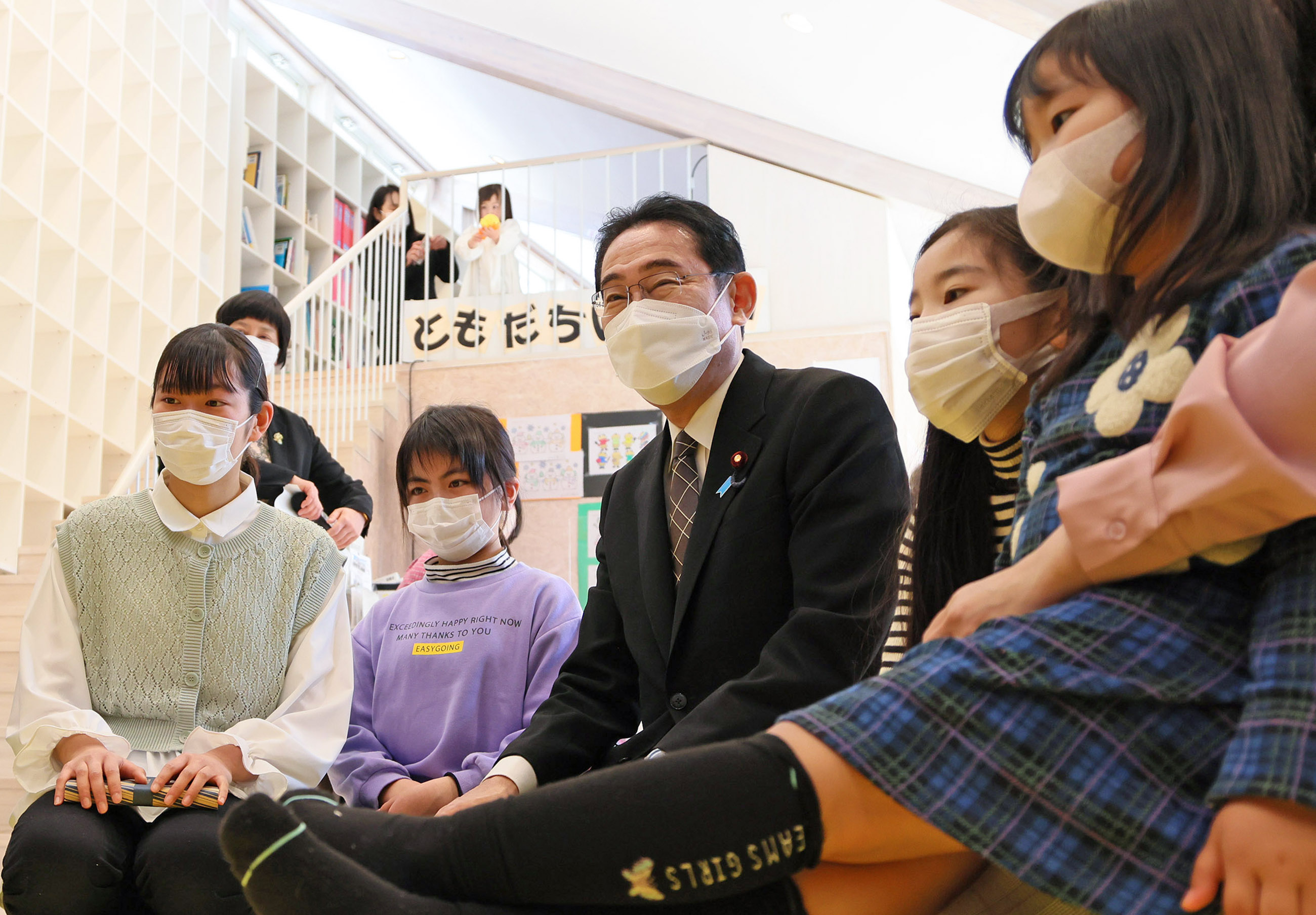 Prime Minister Kishida taking a tour of the facility (3)