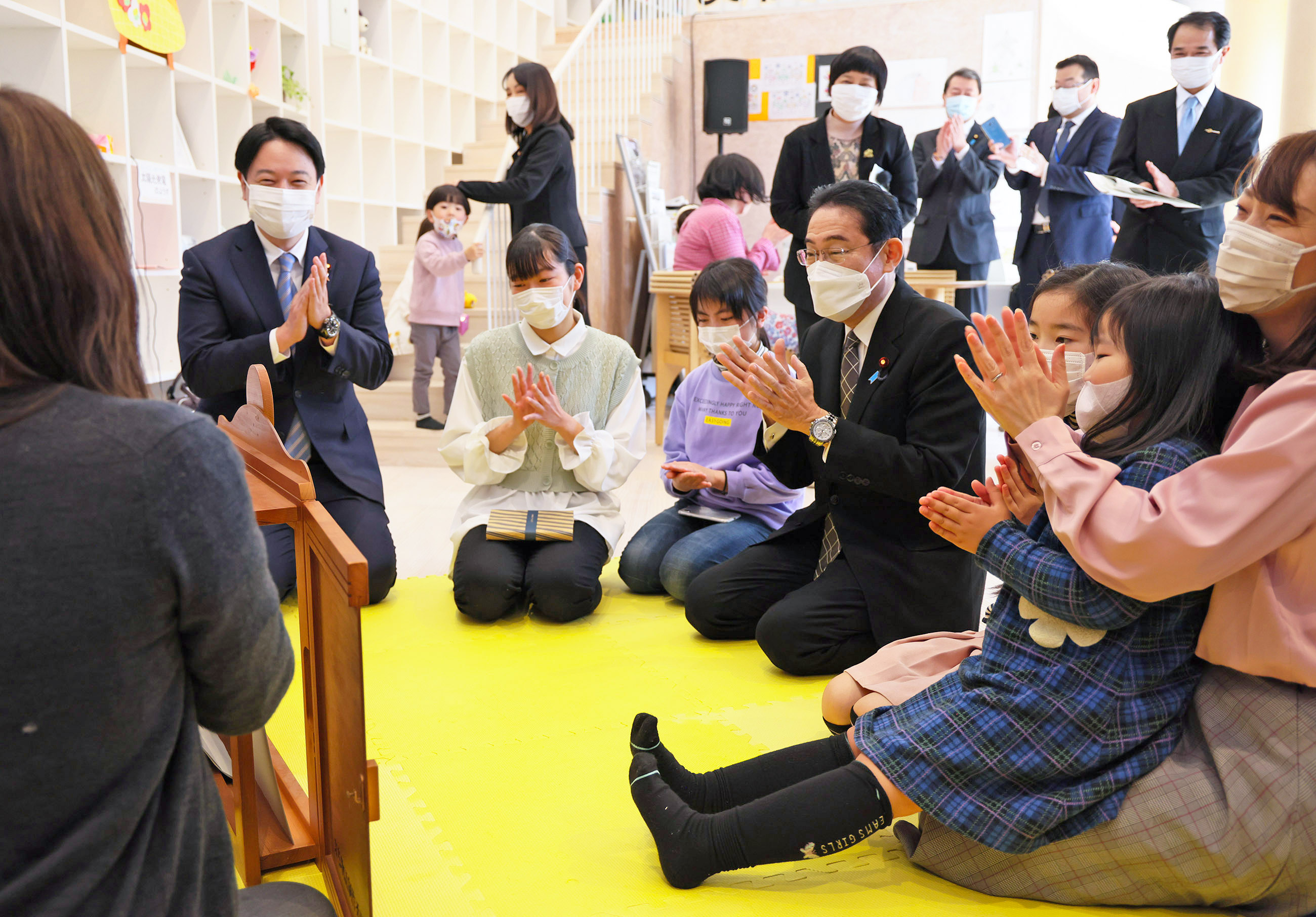 Prime Minister Kishida taking a tour of the facility (4)