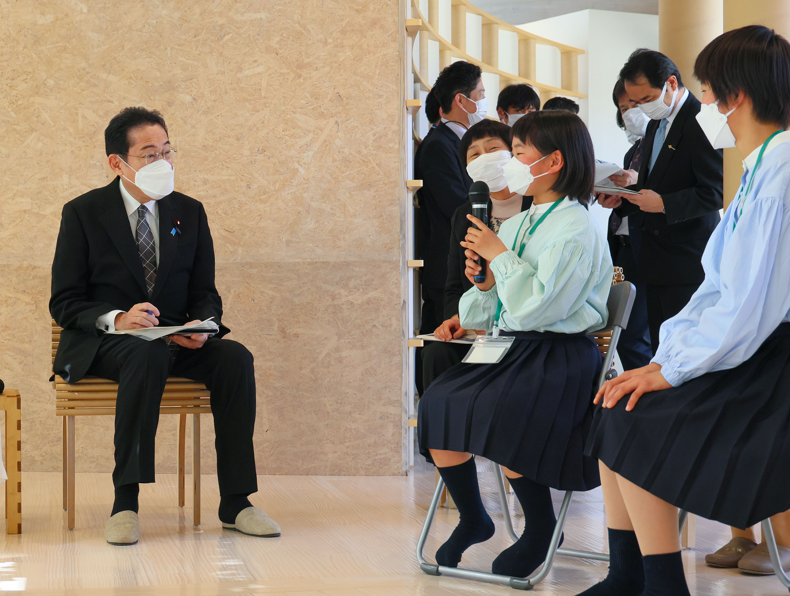 Prime Minister Kishida talking with participants of a public dialogue on policies related to children (2)