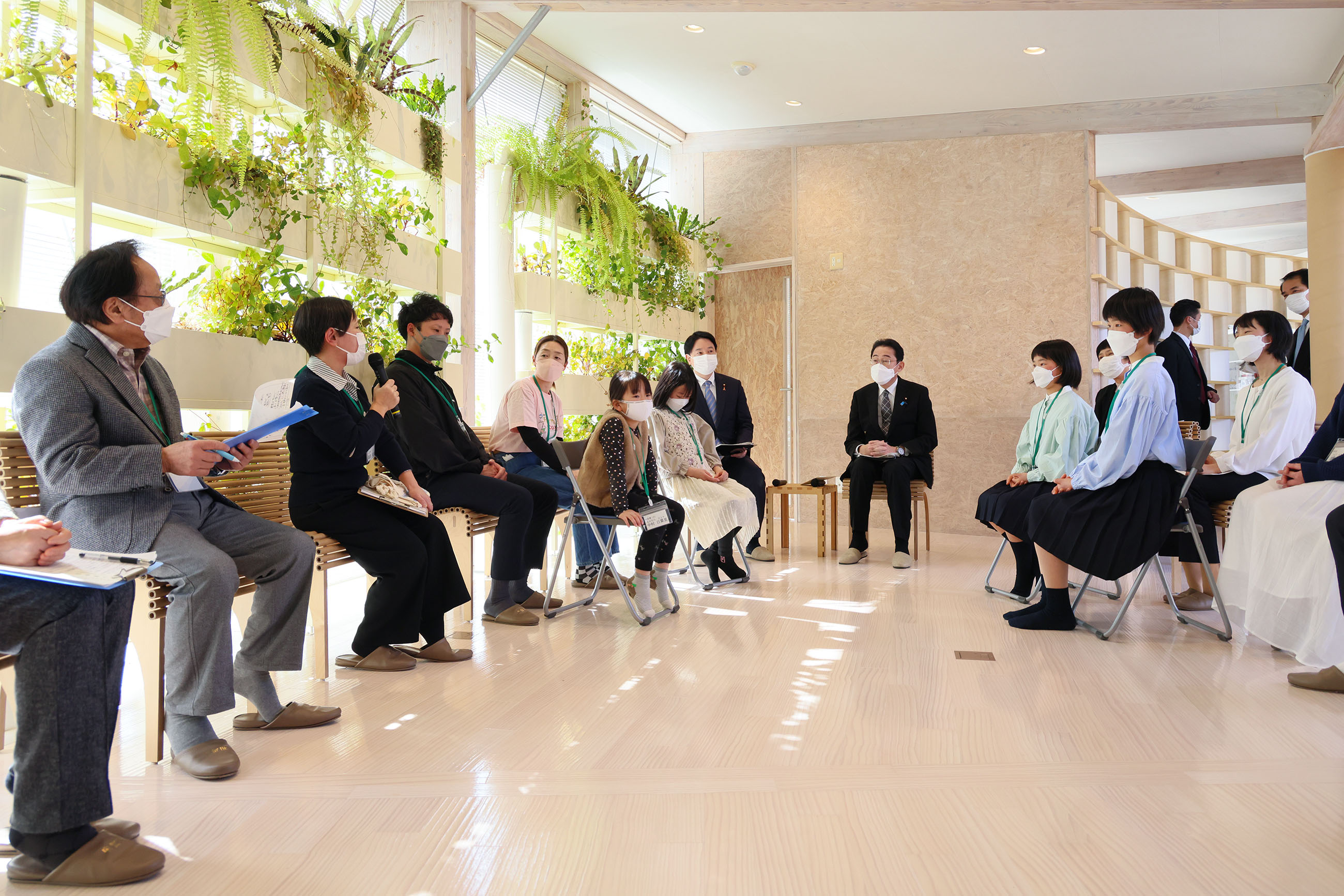Prime Minister Kishida talking with participants of a public dialogue on policies related to children (3)