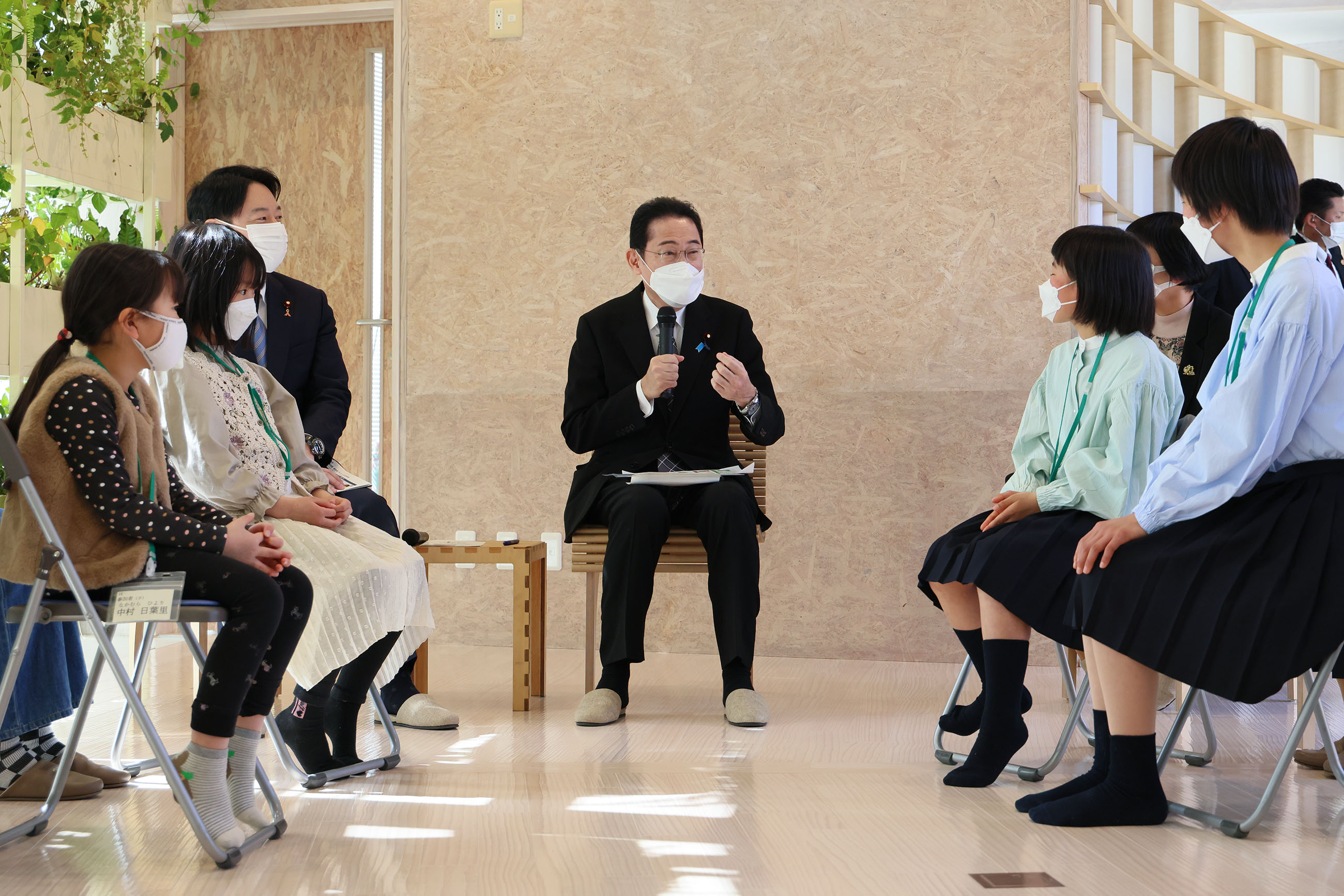 Prime Minister Kishida talking with participants of a public dialogue on policies related to children (4)