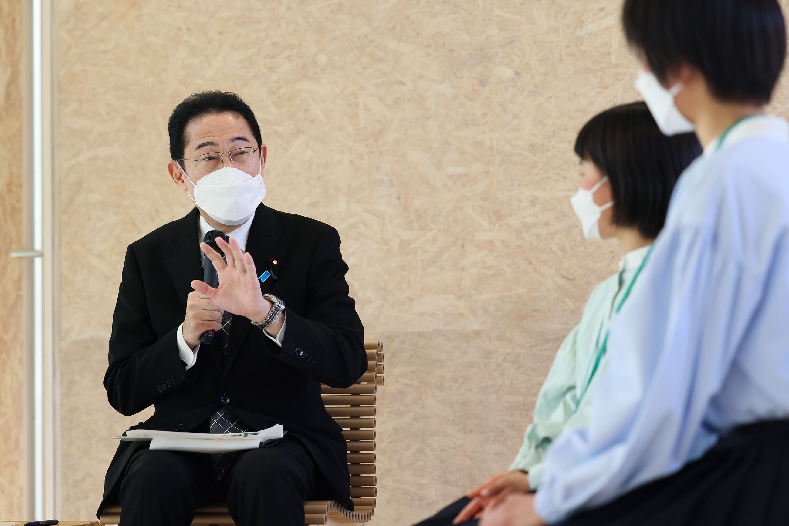 Prime Minister Kishida talking with participants of a public dialogue on policies related to children (5)