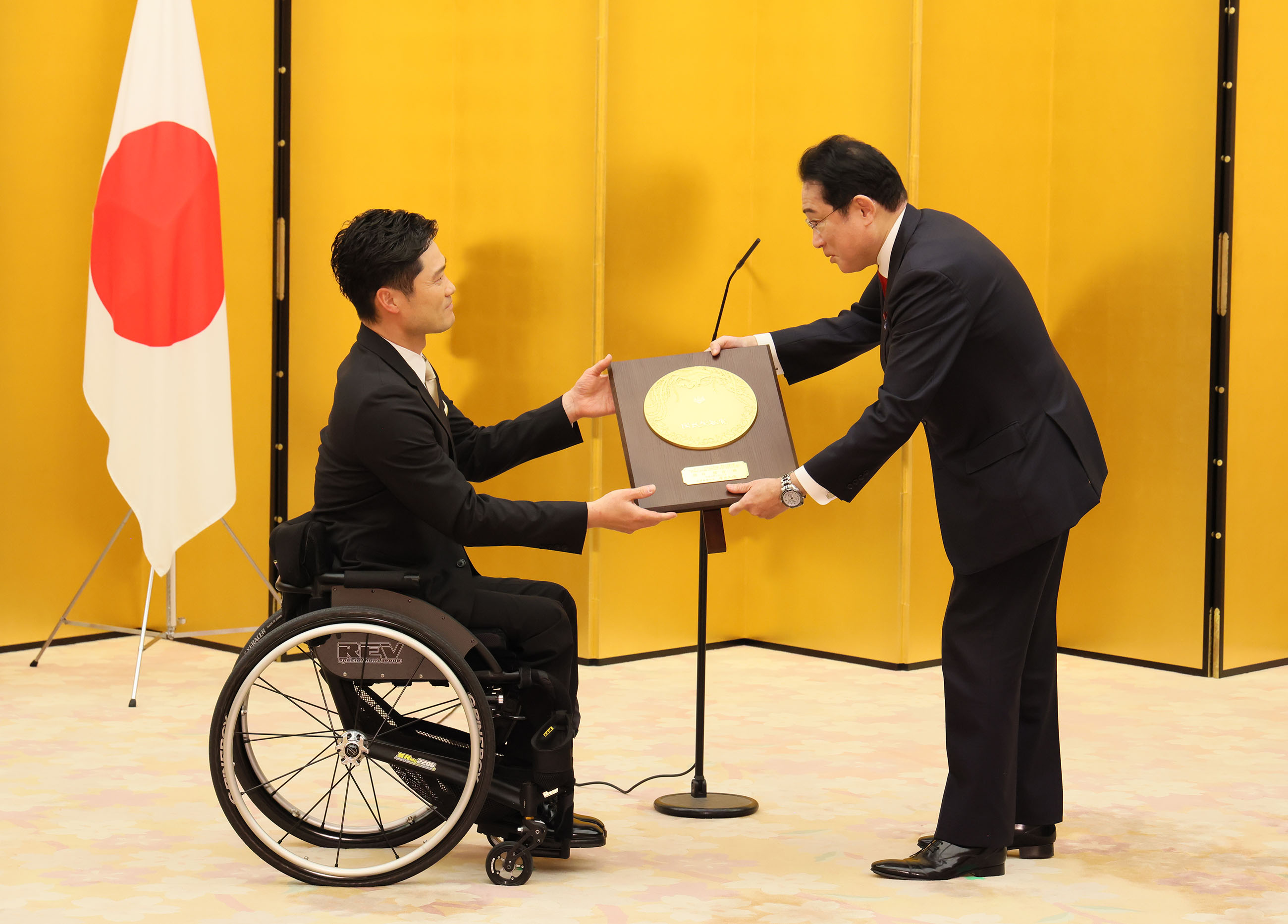 Prime Minister Kishida attending an award ceremony (4)