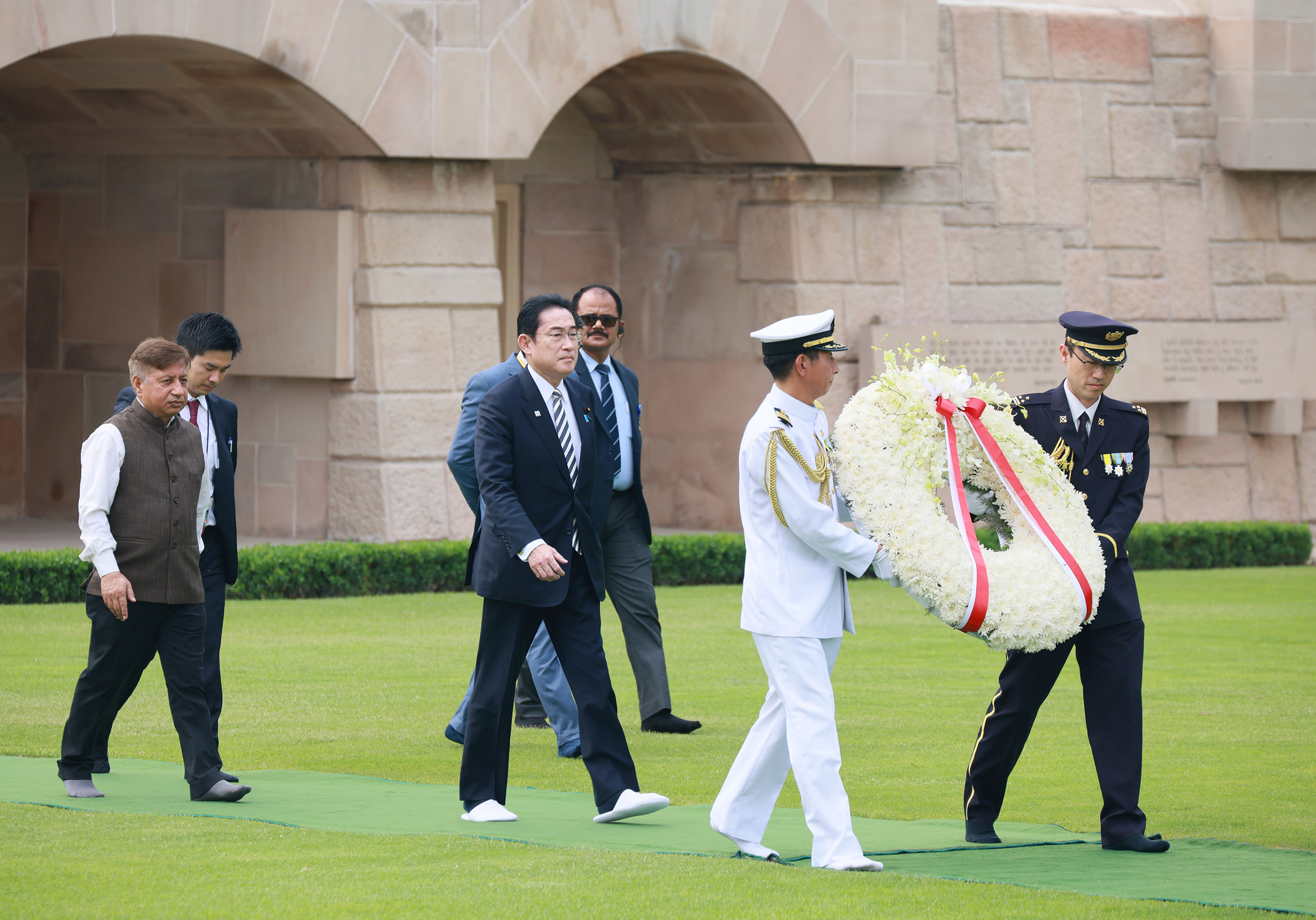 Prime Minister Kishida paying floral tributes at Rajghat (1)