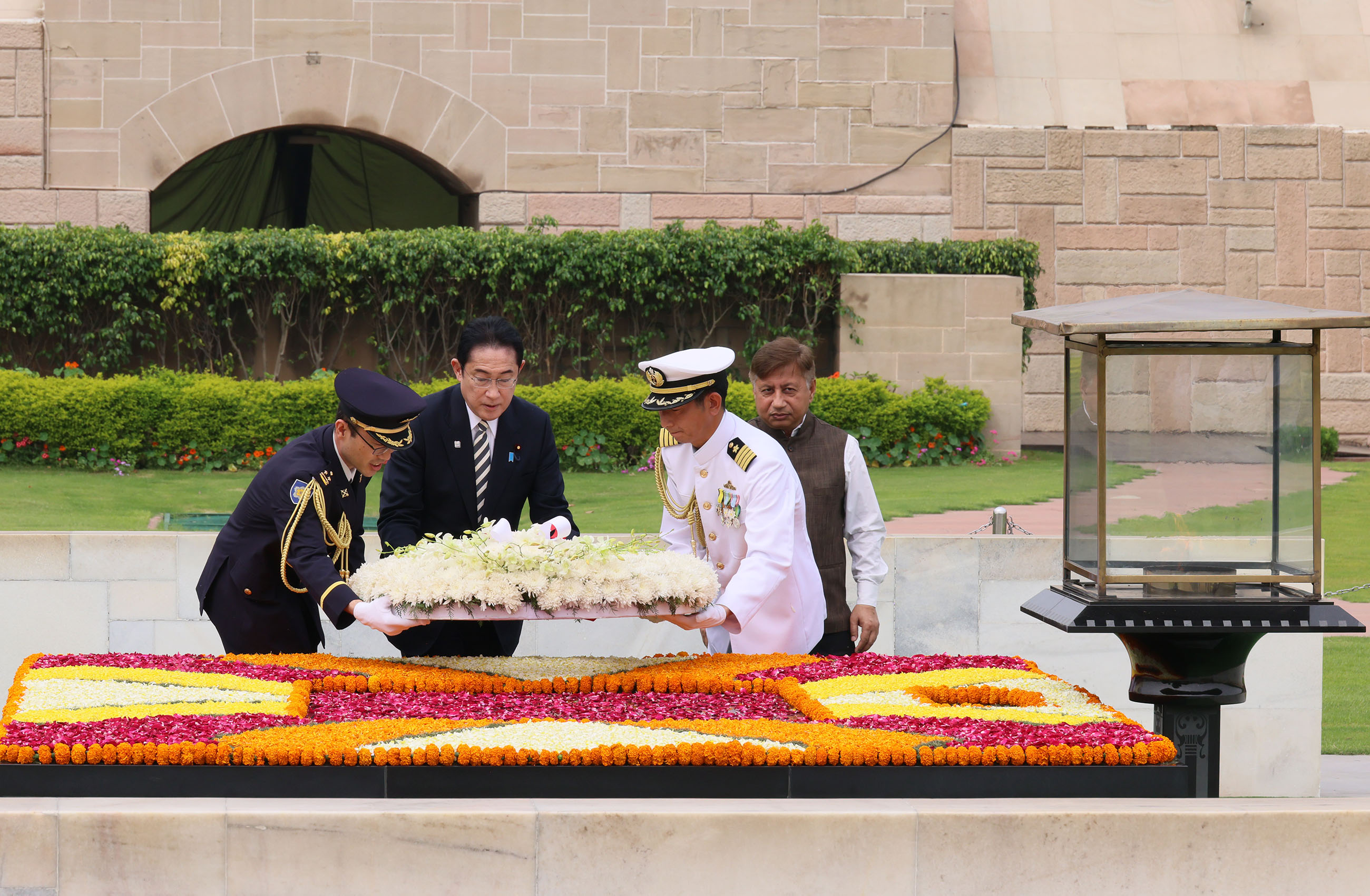 Prime Minister Kishida paying floral tributes at Rajghat (2)