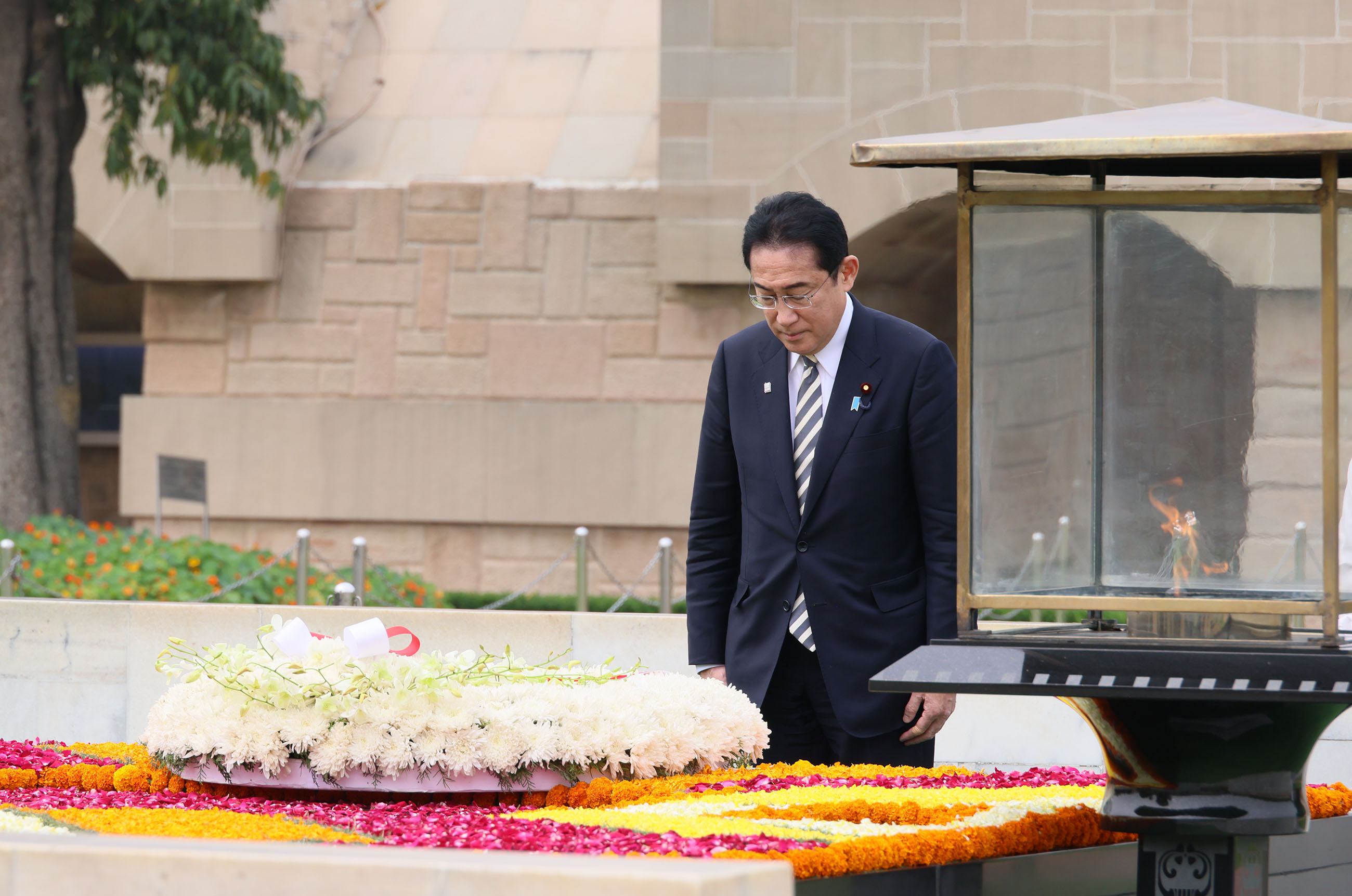 Prime Minister Kishida paying floral tributes at Rajghat (3)