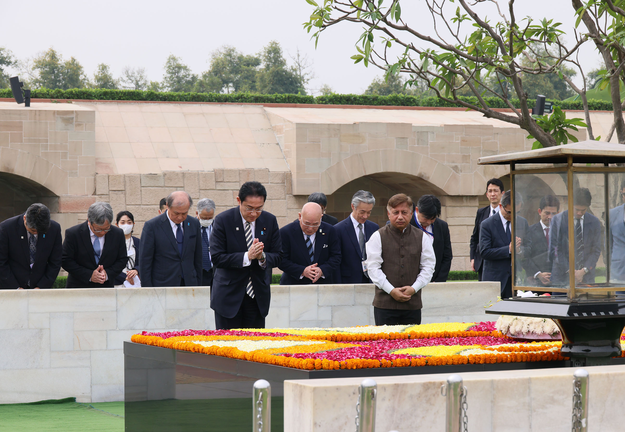 Prime Minister Kishida paying floral tributes at Rajghat (4)