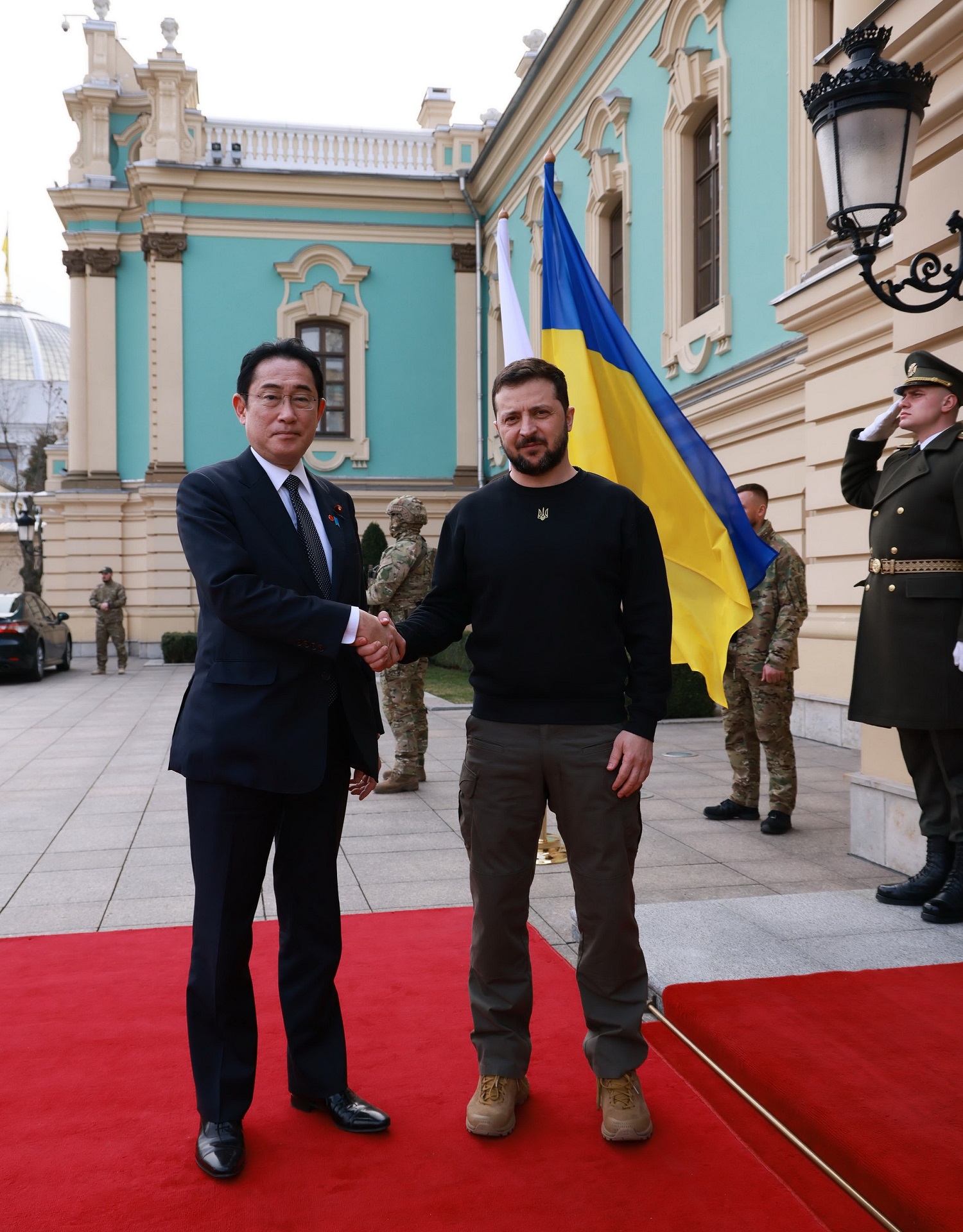 Prime Minister Kishida receiving greetings from President Zelenskyy of Ukraine (2)
