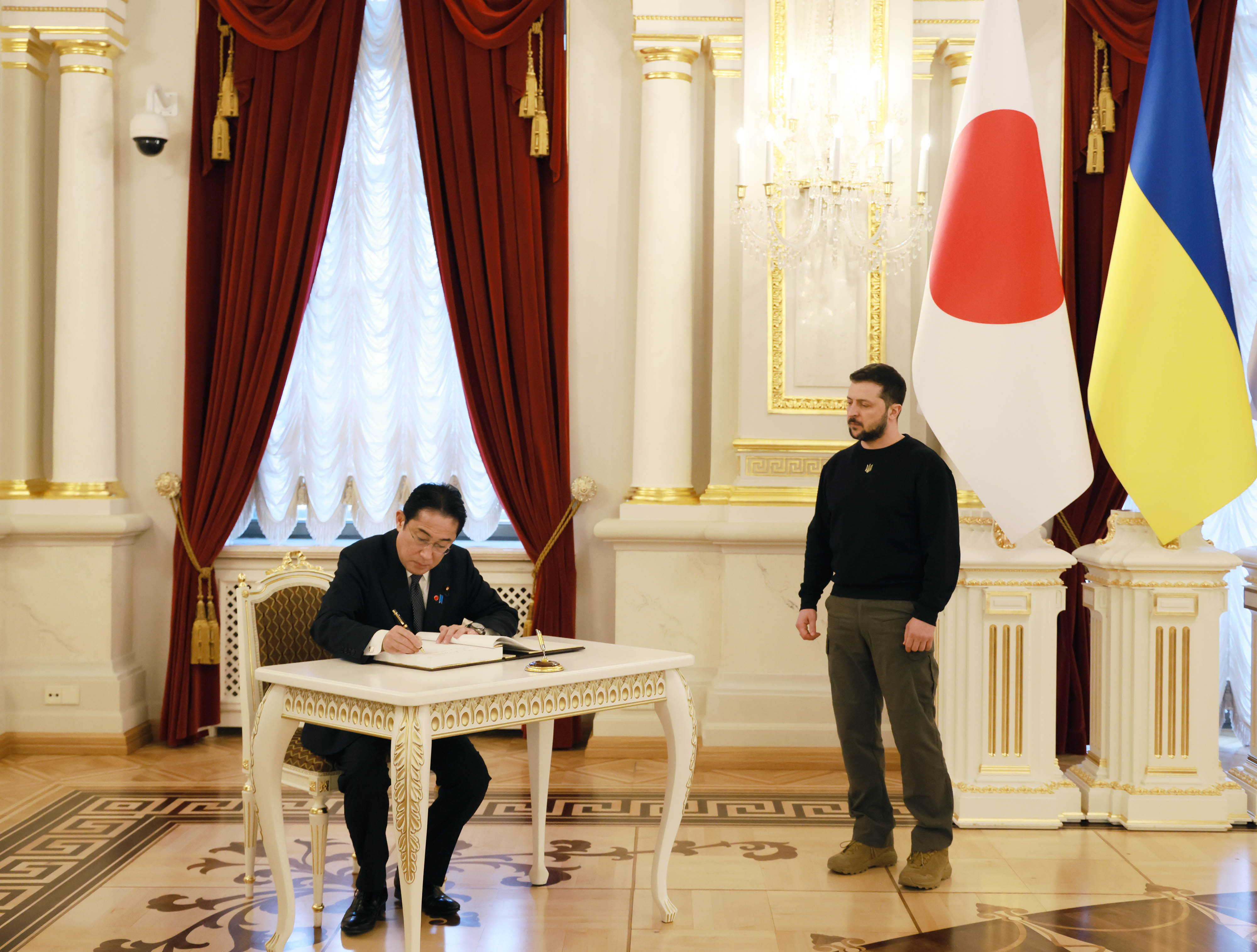 Prime Minister Kishida signing a guest book