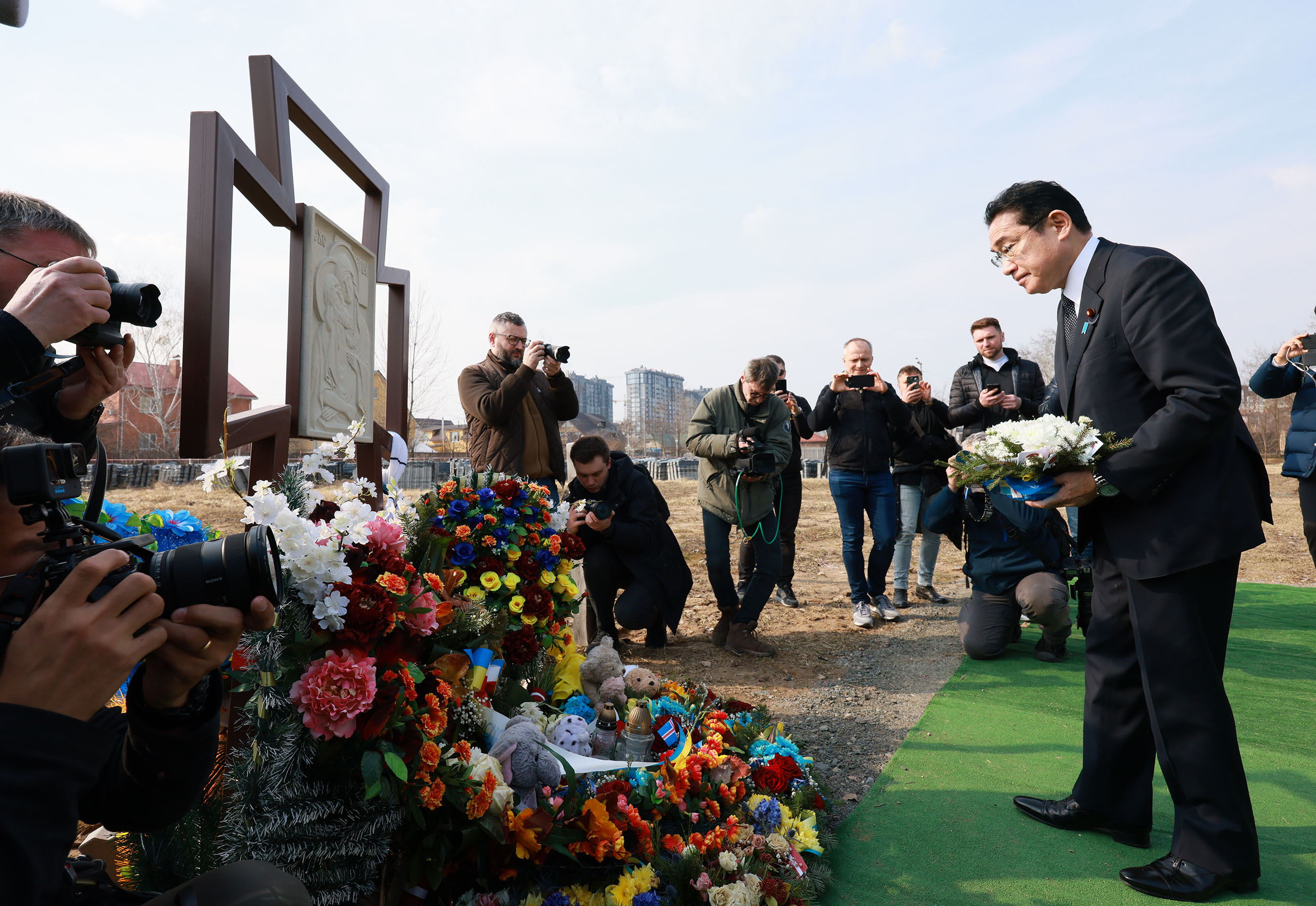 Prime Minister Kishida laying flowers in the city of Bucha (1)