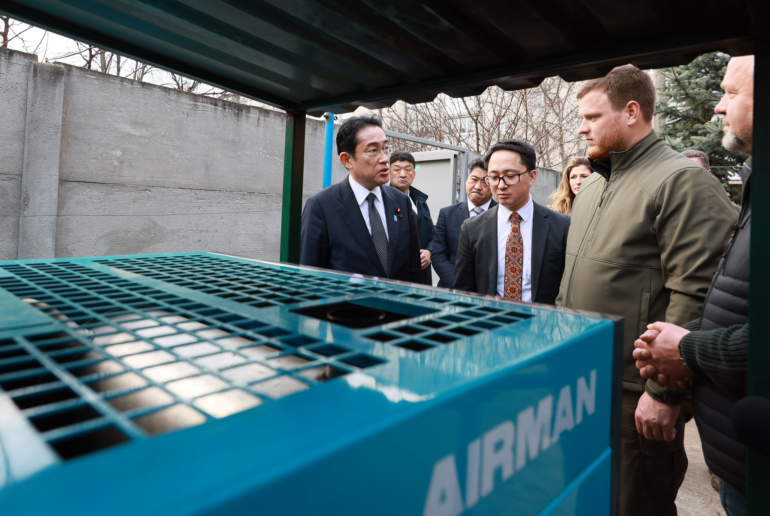 Prime Minister Kishida observing how the generators are being utilized (1)