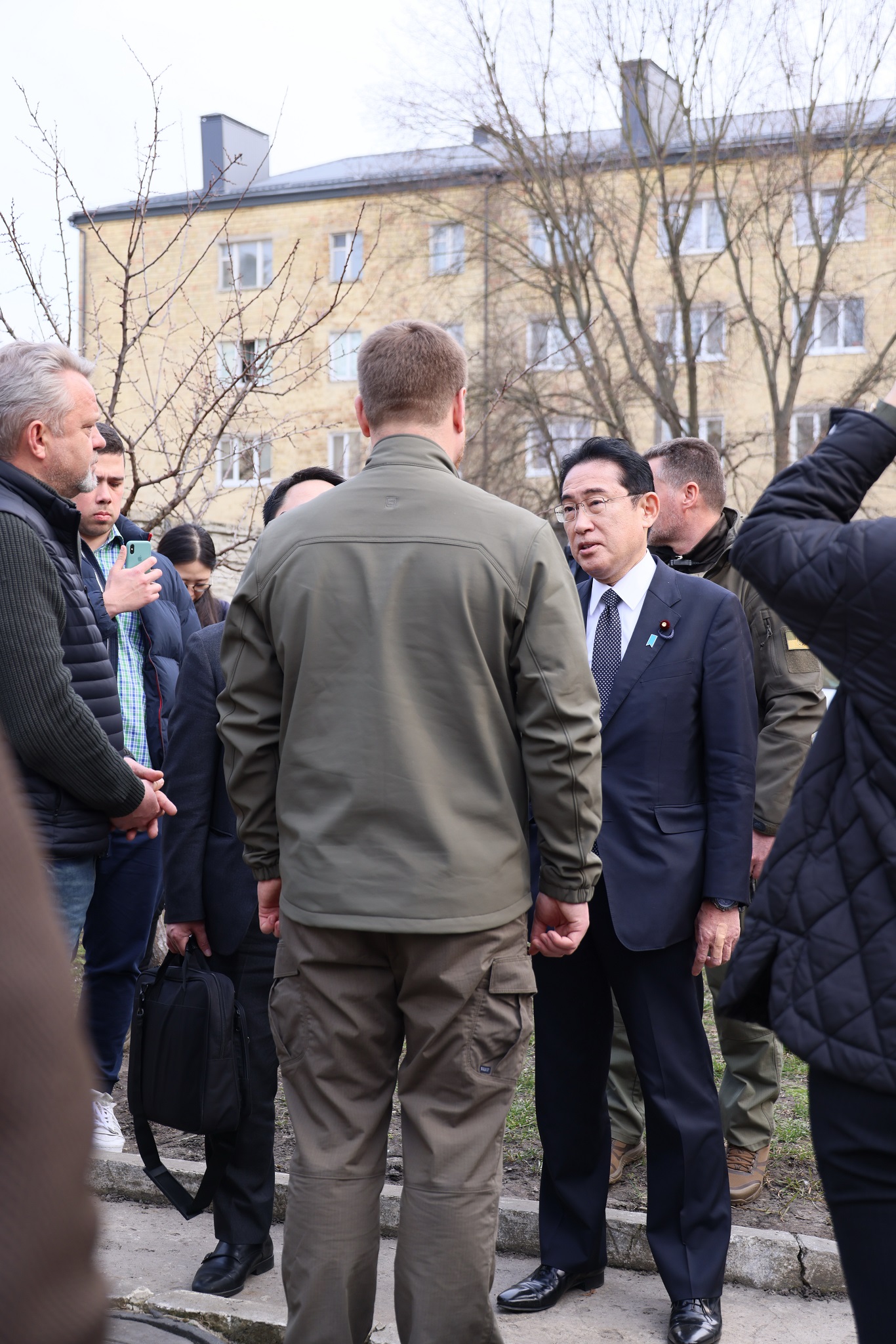Prime Minister Kishida observing how the generators are being utilized (2)