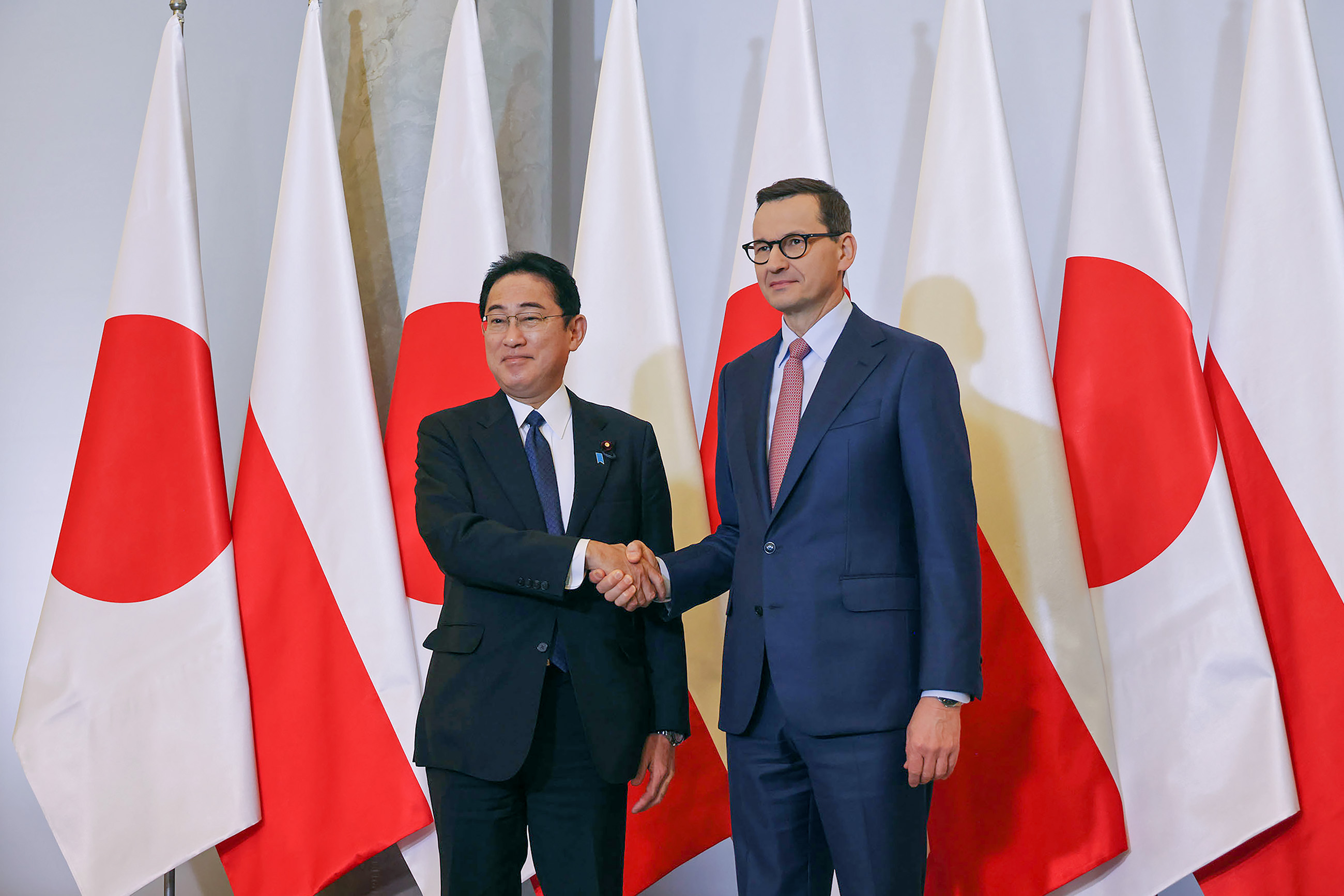 Prime Minister Kishida holding a summit meeting with Prime Minister Morawiecki of Poland