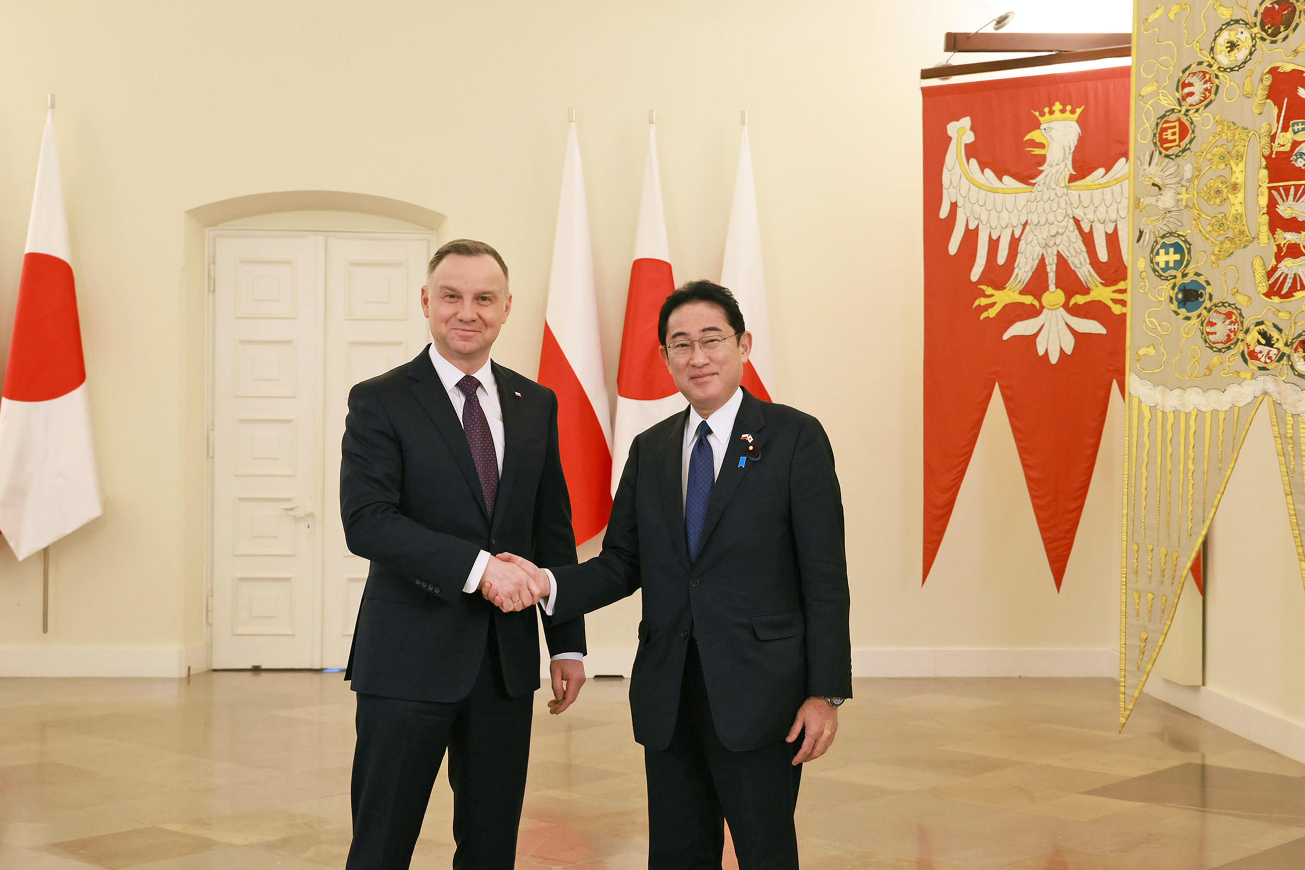 Prime Minister Kishida receiving greetings from President Duda of Poland