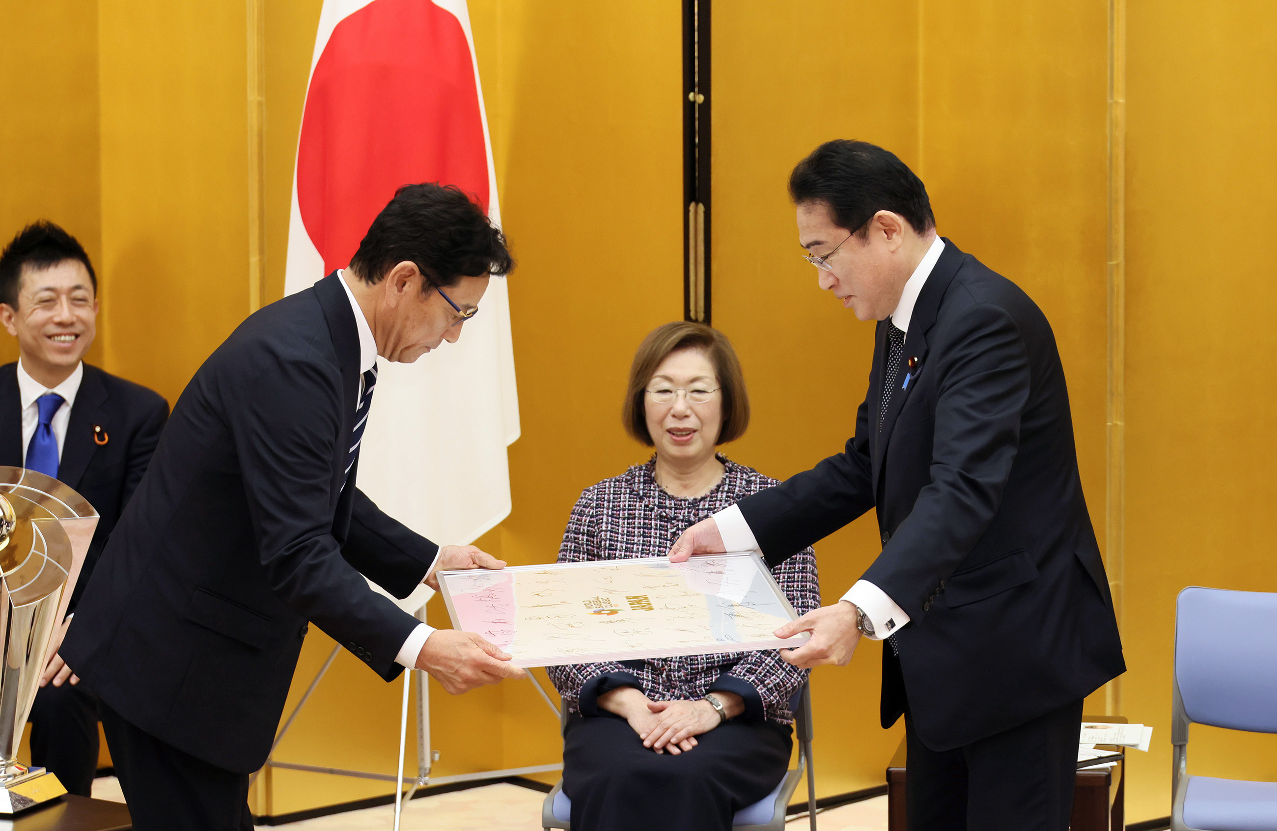Prime Minister Kishida receiving a gift (1)