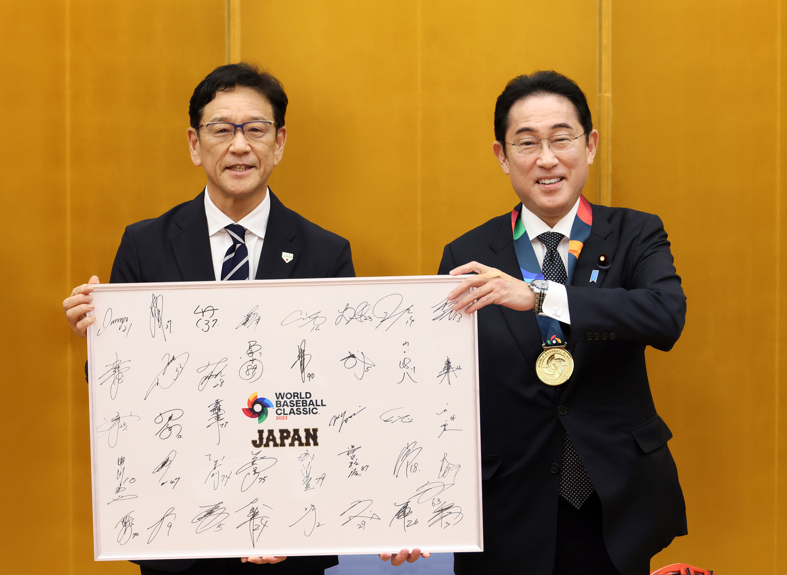 Prime Minister Kishida receiving a gift (2)