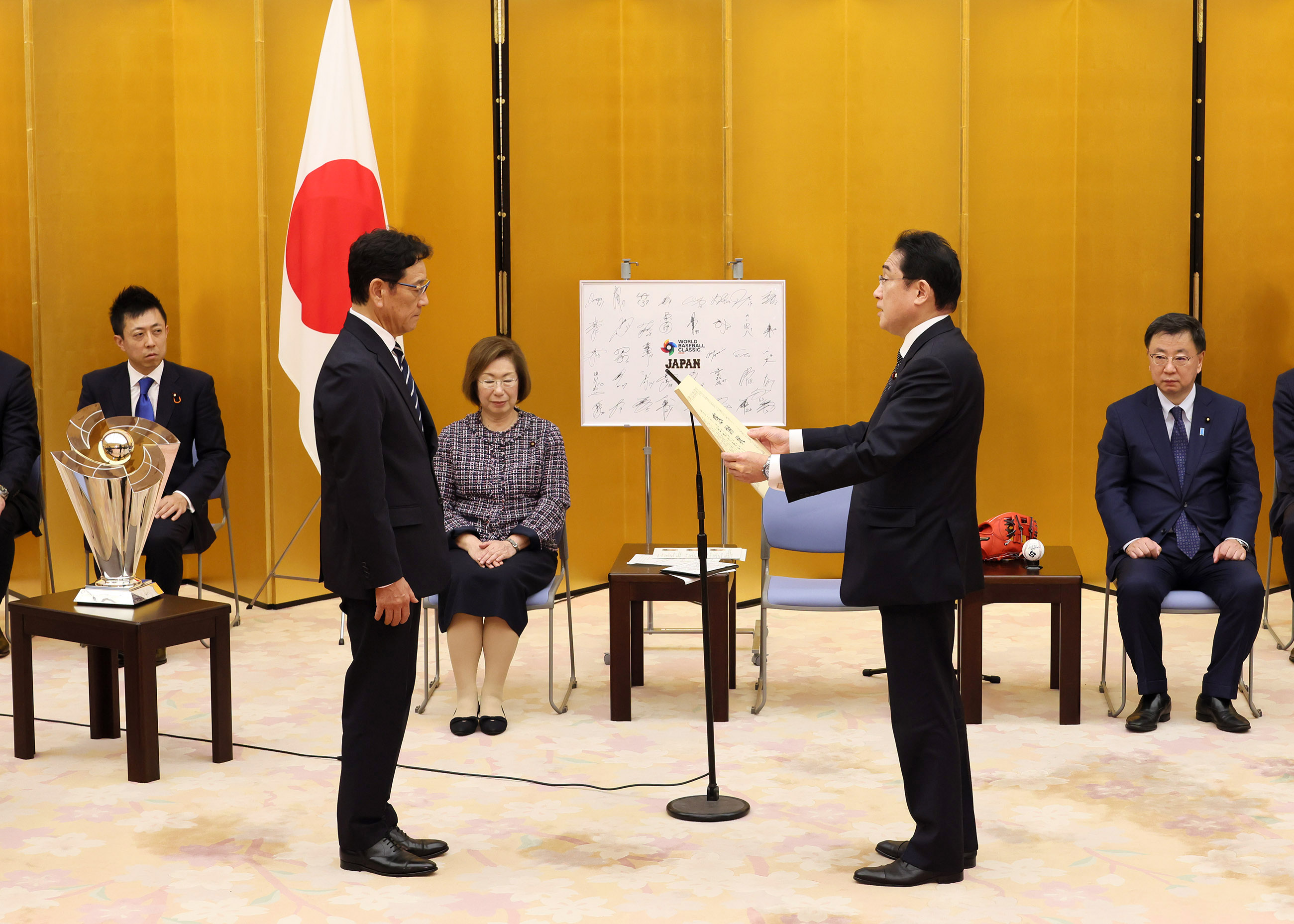 Prime Minister Kishida presenting letter of appreciation (1)