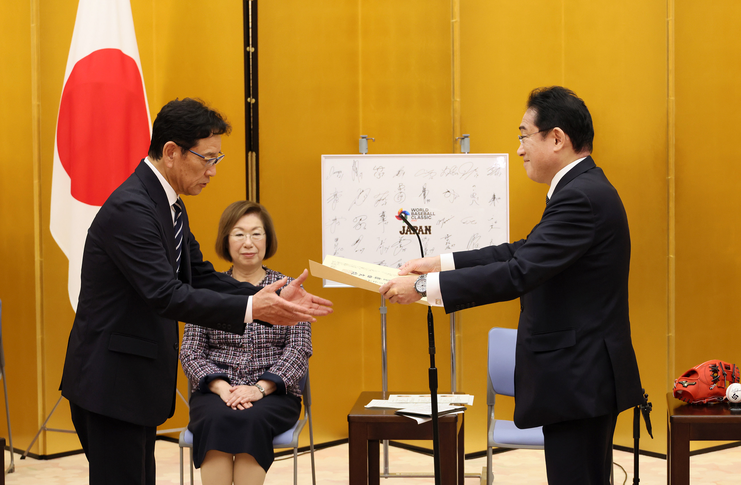 Prime Minister Kishida presenting letter of appreciation (2)