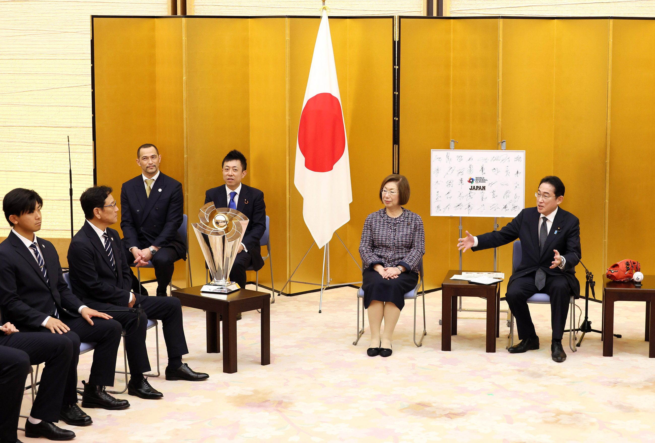 Prime Minister Kishida having an informal talk (1)