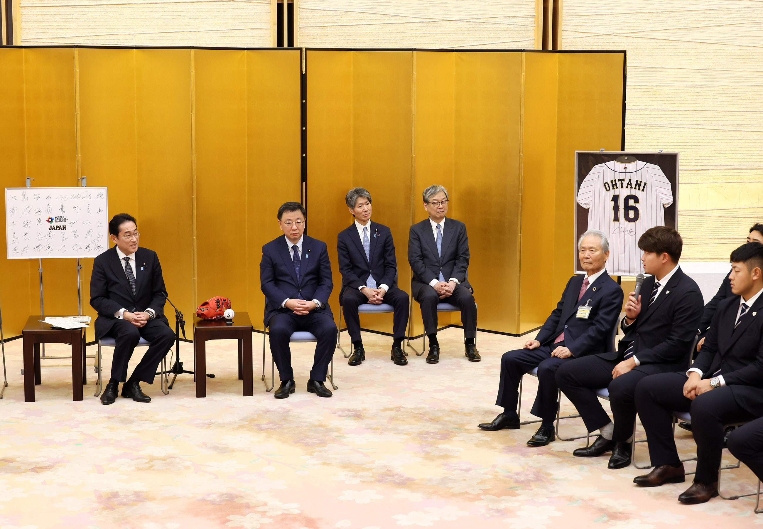 Prime Minister Kishida having an informal talk (2)