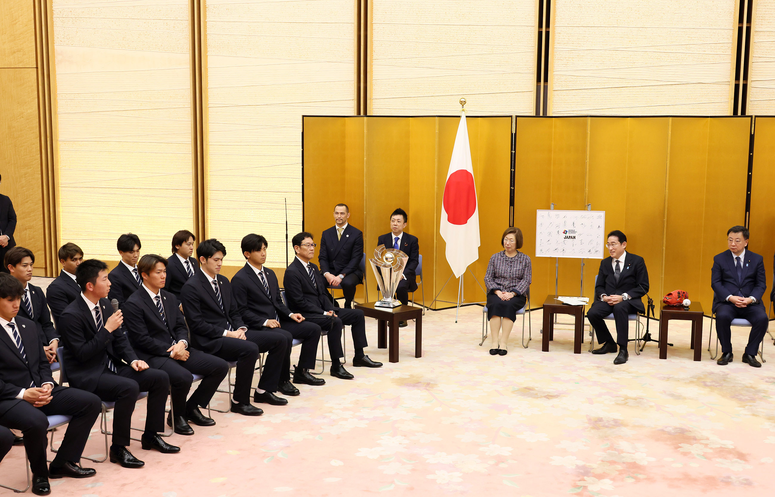 Prime Minister Kishida having an informal talk (3)