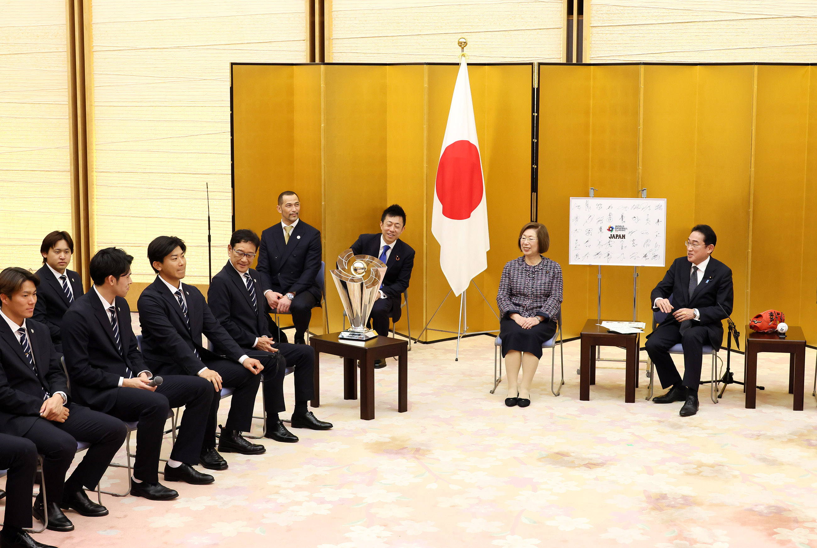Prime Minister Kishida having an informal talk (4)