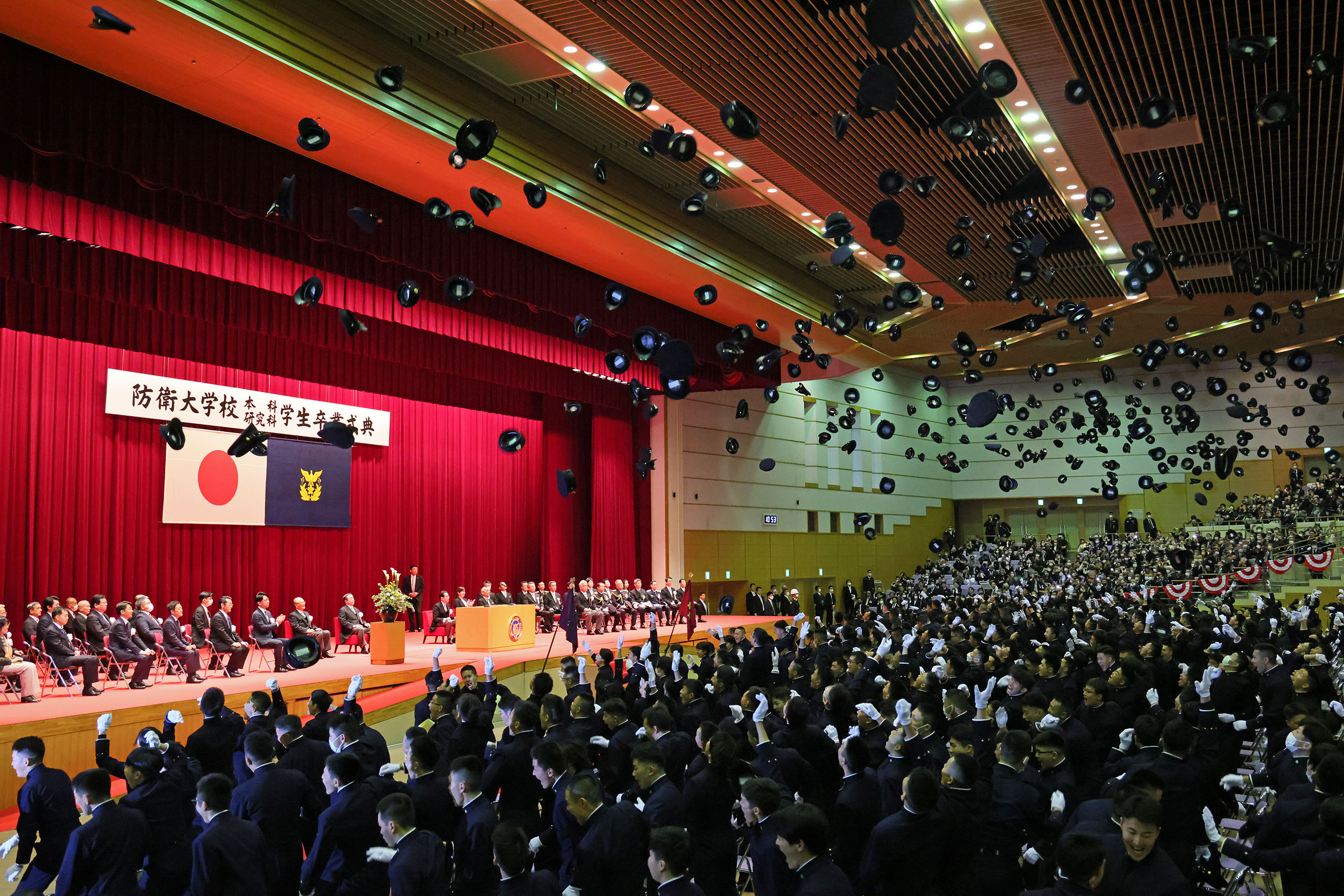 Prime Minister Kishida sending off the graduates
