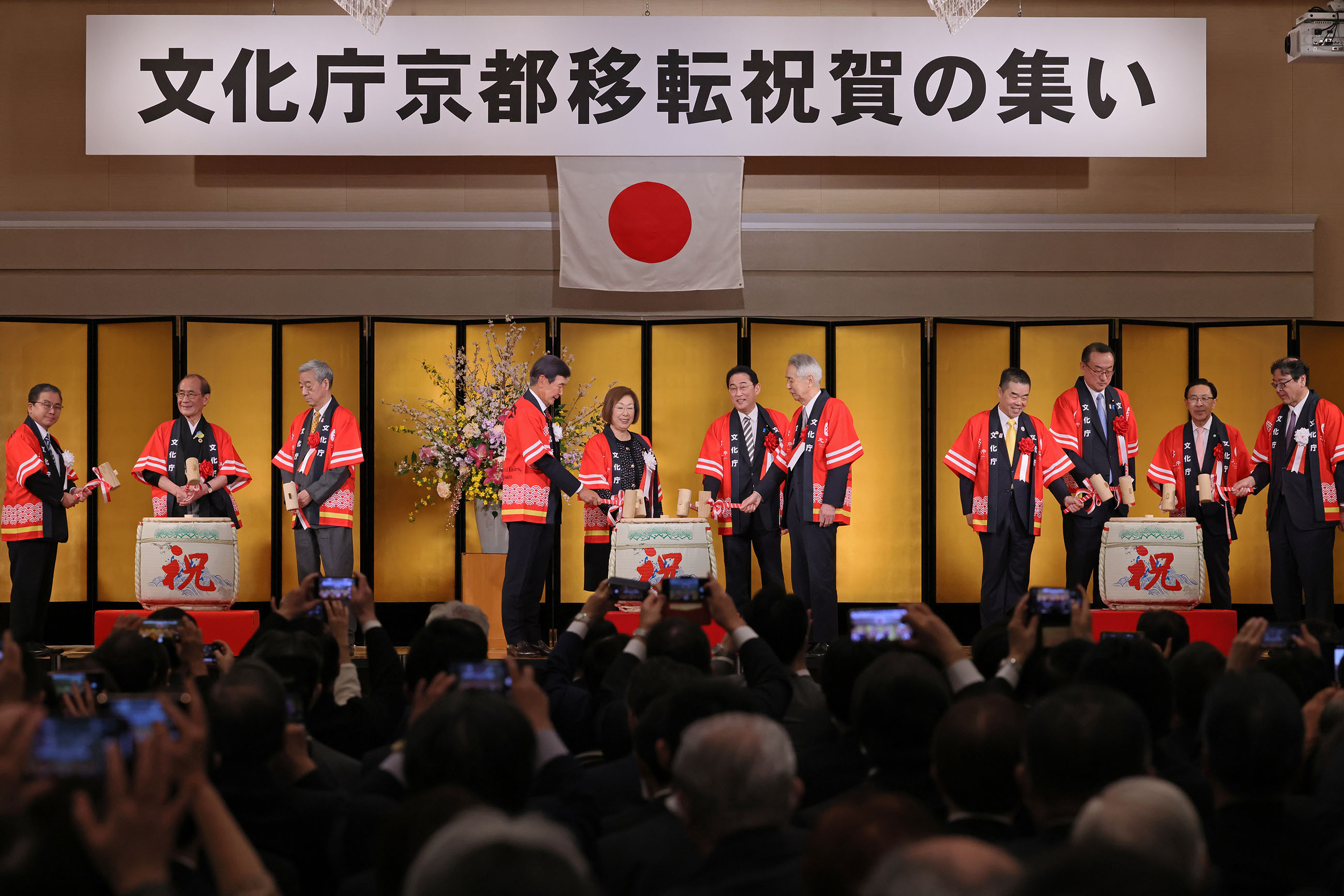 Prime Minister Kishida opening a cask of sake at the ceremony (1)