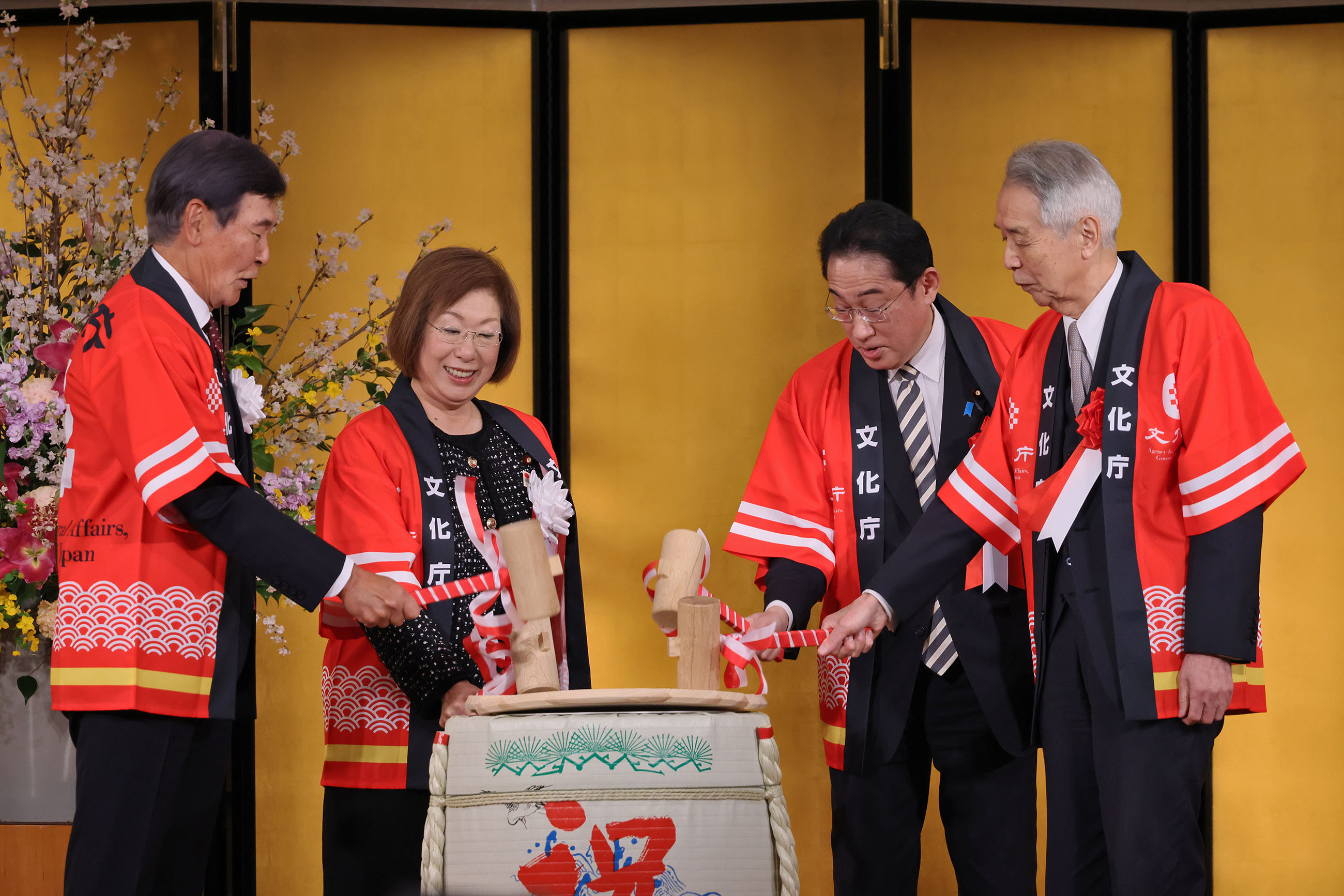 Prime Minister Kishida opening a cask of sake at the ceremony (2)