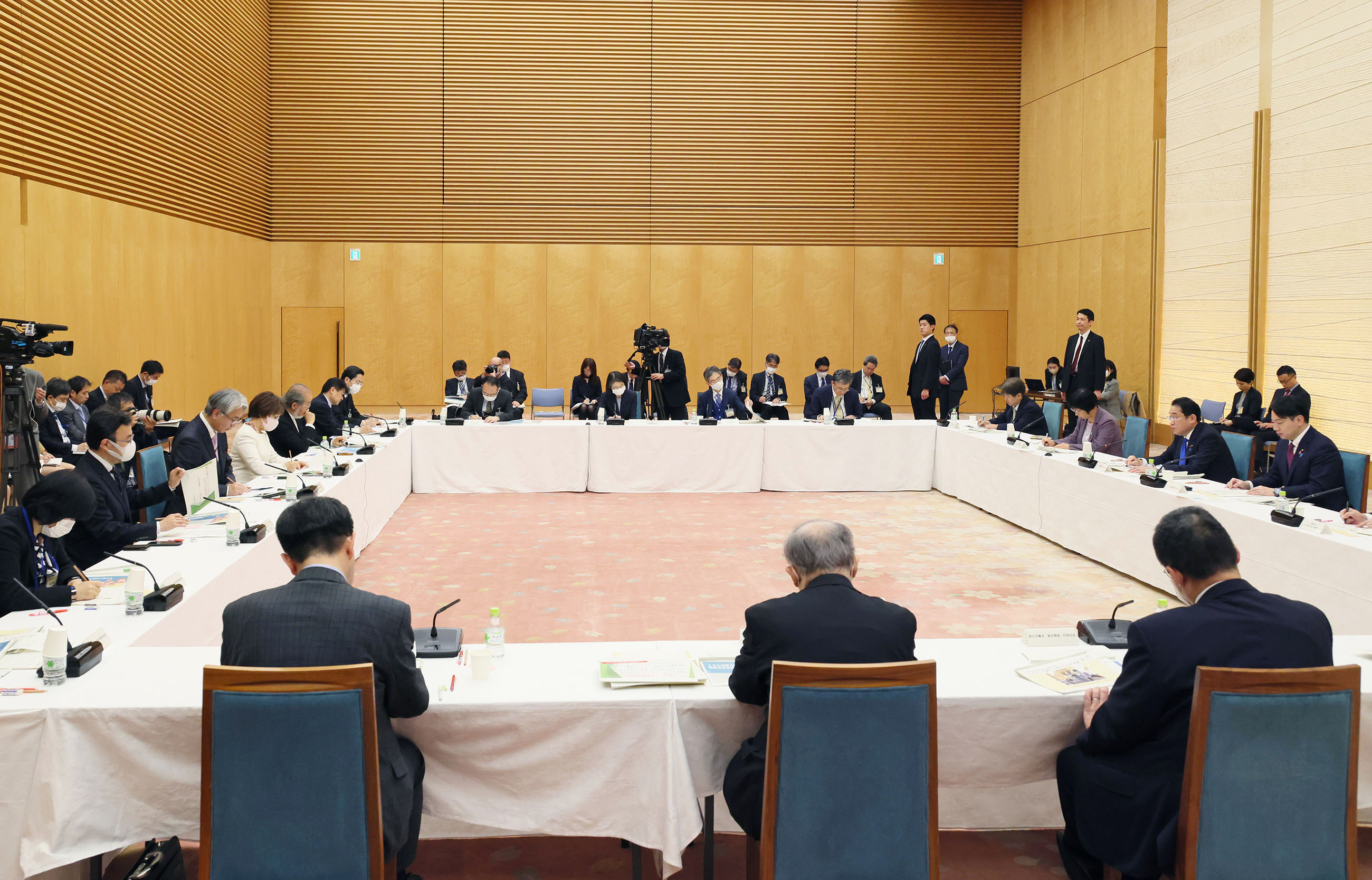 Prime Minister Kishida hearing from experts in public hearing (4)