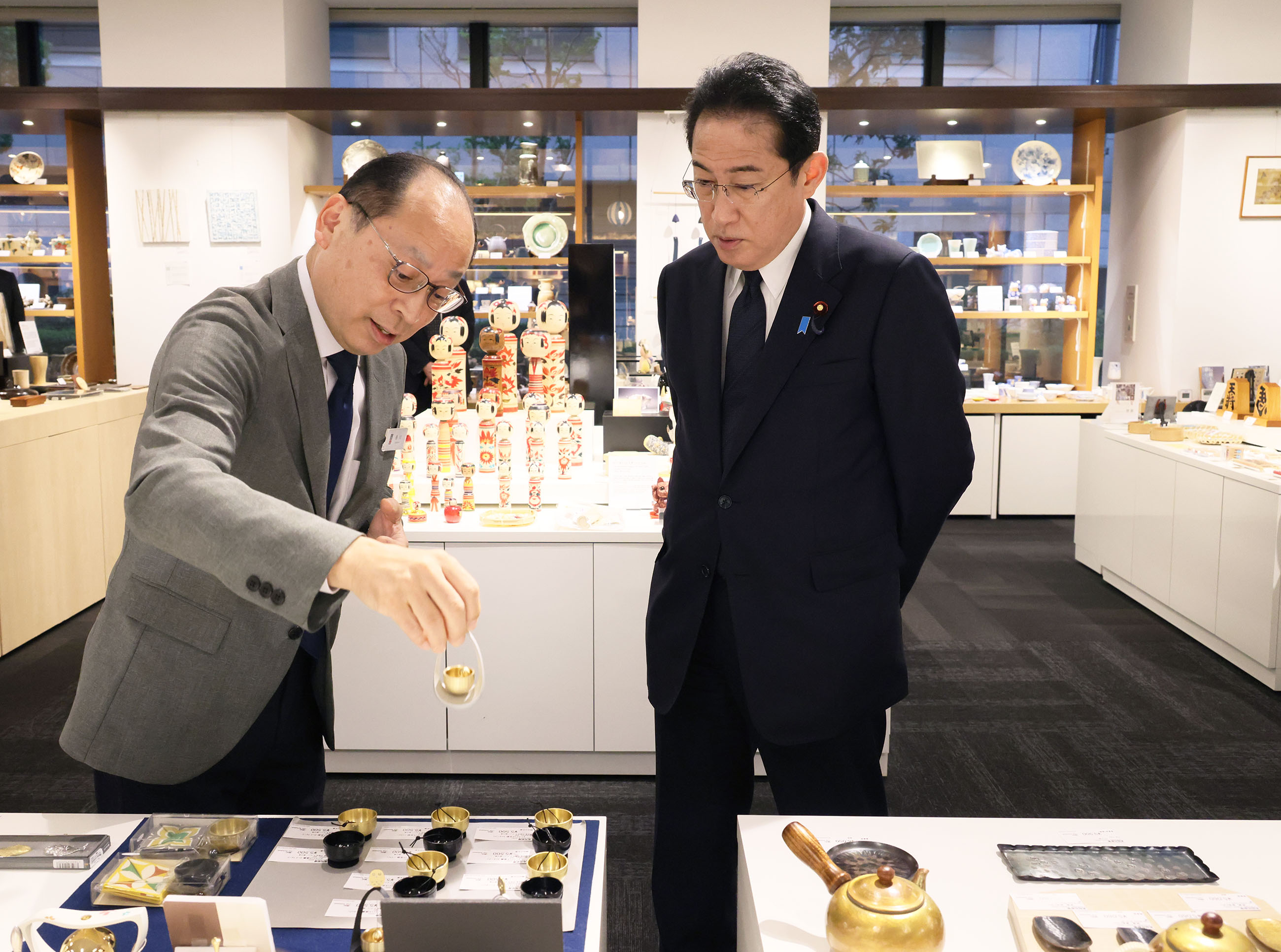 Prime Minister Kishida visiting the Japan Traditional Crafts Aoyama Square (3)