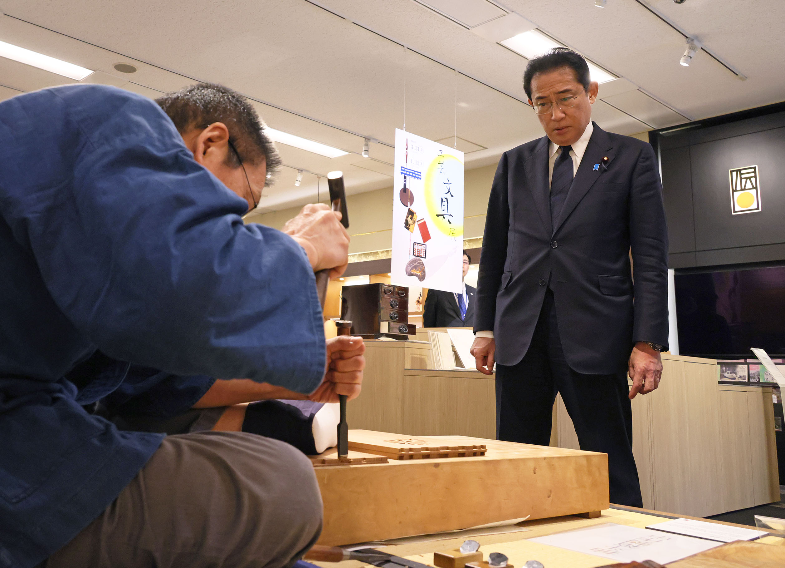 Prime Minister Kishida visiting the Japan Traditional Crafts Aoyama Square (5)