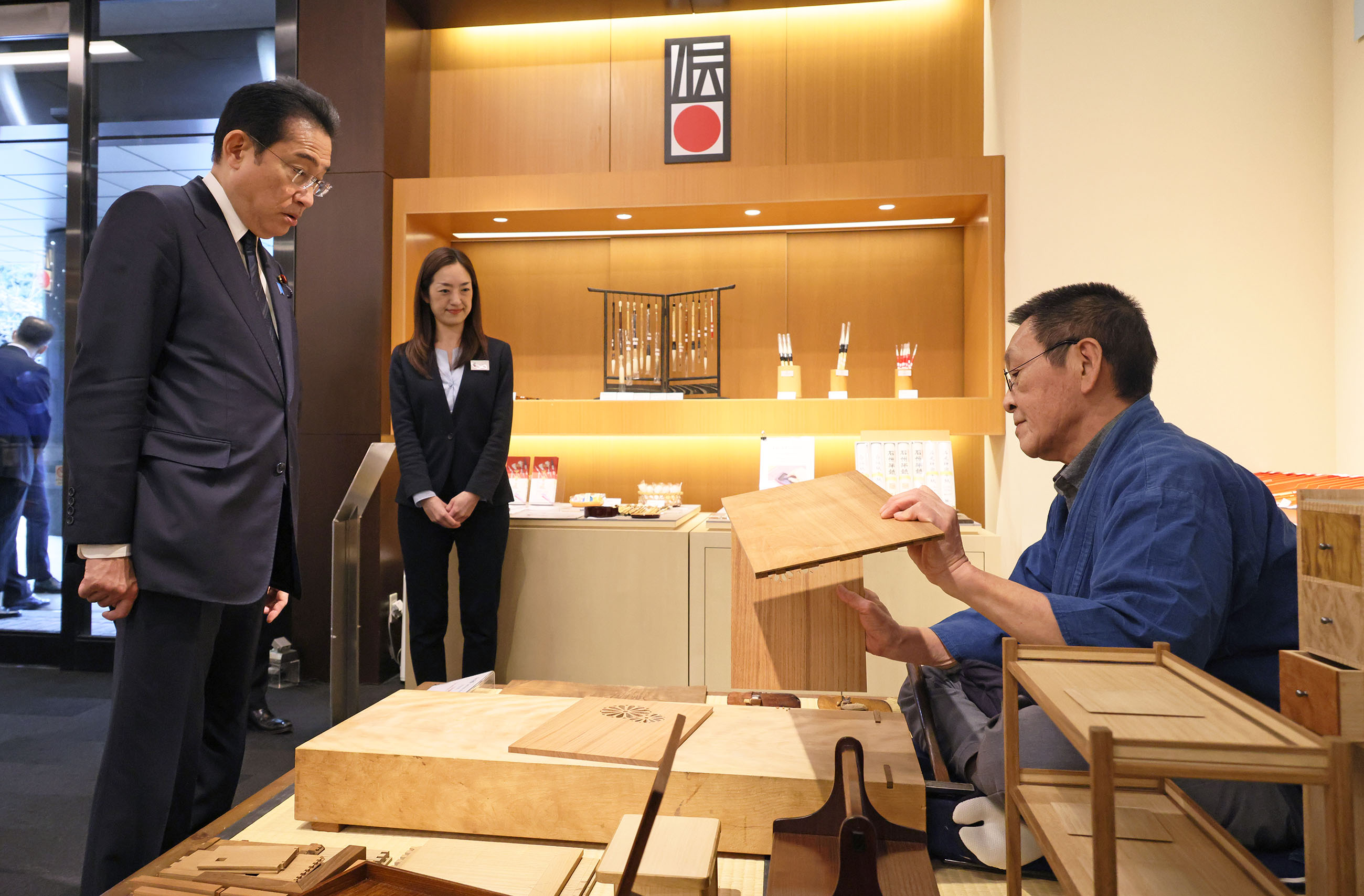 Prime Minister Kishida visiting the Japan Traditional Crafts Aoyama Square (6)
