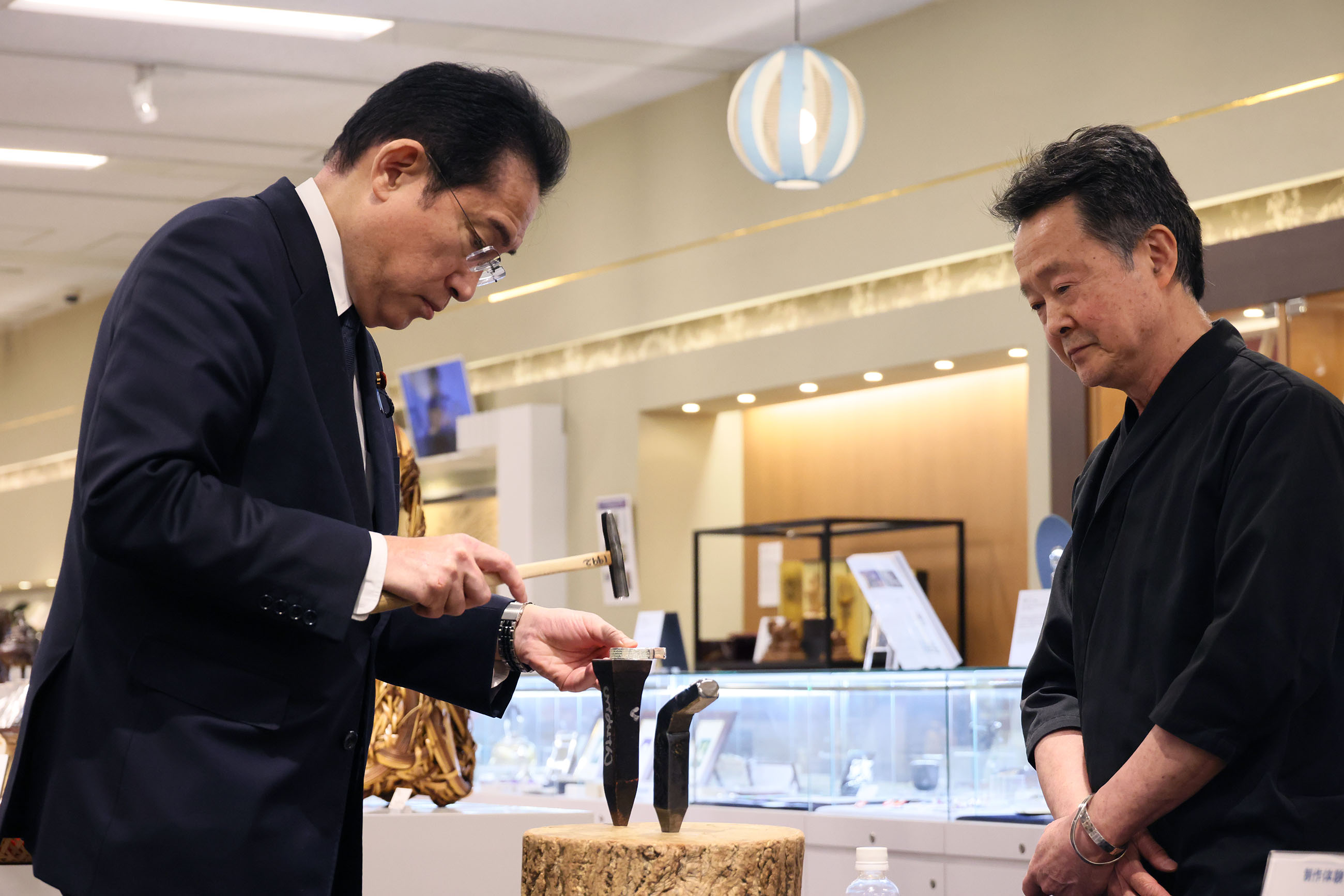 Prime Minister Kishida visiting the Japan Traditional Crafts Aoyama Square (9)